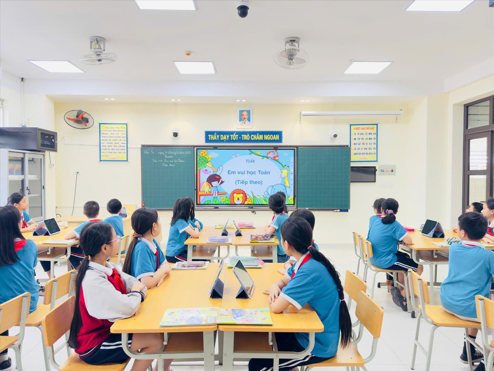 Học sinh lớp 5B “Vui học Toán” cùng thiết bị công nghệ số