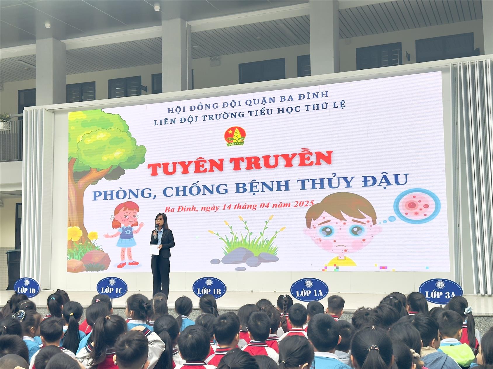 Liên đội trường Tiểu học Thủ Lệ tổ chức tuyên truyền phòng chống bệnh thủy đậu.