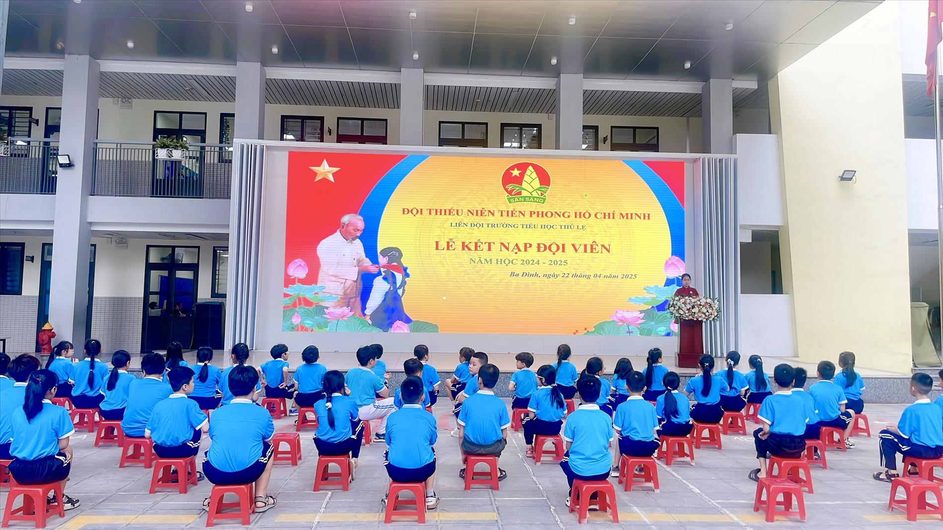 Thắp sáng ước mơ Đội viên từ mái trường Tiểu học Thủ Lệ.