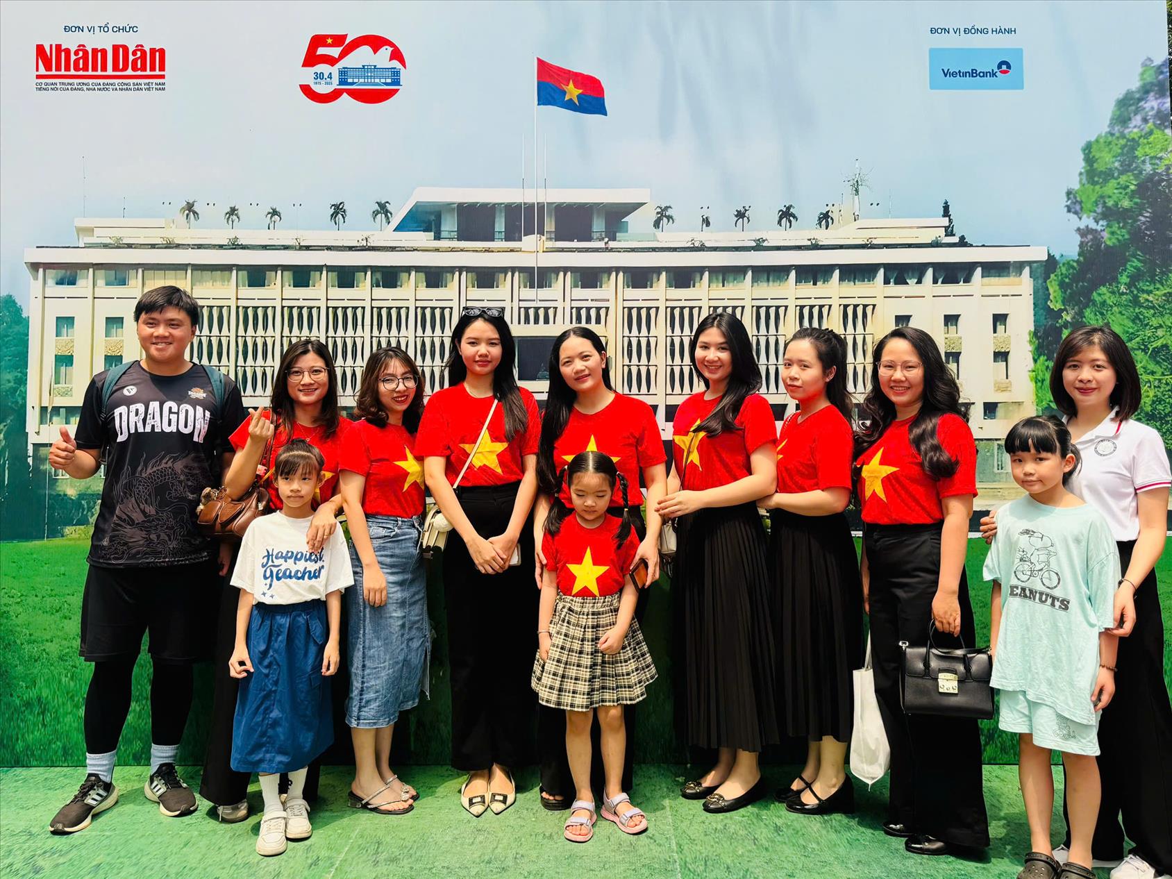 Chi đoàn trường Tiểu học Thủ Lệ tham quan triển lãm tương tác kỉ niệm 50 năm Ngày Giải phóng miền Nam, thống nhất đất nước tại trụ sở Báo Nhân Dân (71 phố Hàng Trống, Hoàn Kiếm, Hà Nội)