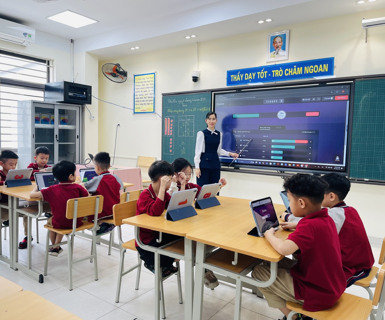 Học sinh lớp 1D Trường Tiểu học Thủ Lệ hào hứng học toán trên iPad