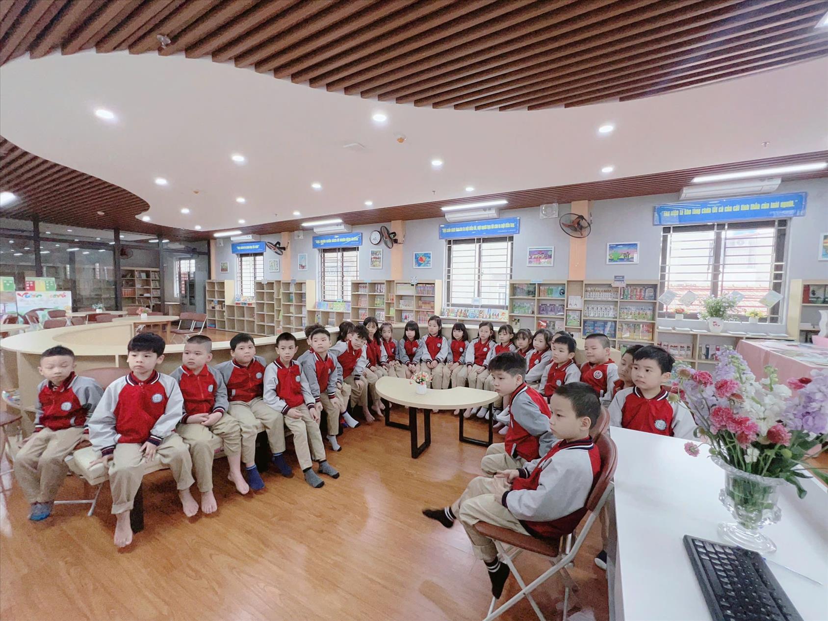 Tiết đọc Thư viện – Khơi dậy tình yêu đọc sách cho các em học sinh lớp 1A- trường Tiểu học Thủ Lệ.