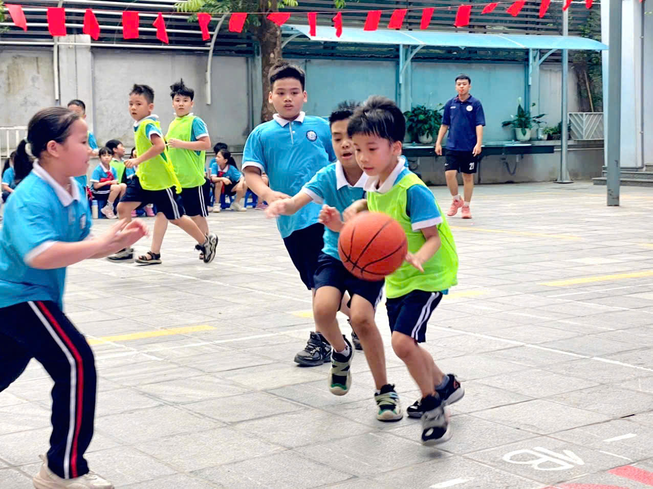 Niềm vui trên sân bóng - Học sinh khối 3 tỏa sáng trong Giải bóng rổ truyền thống lần thứ II