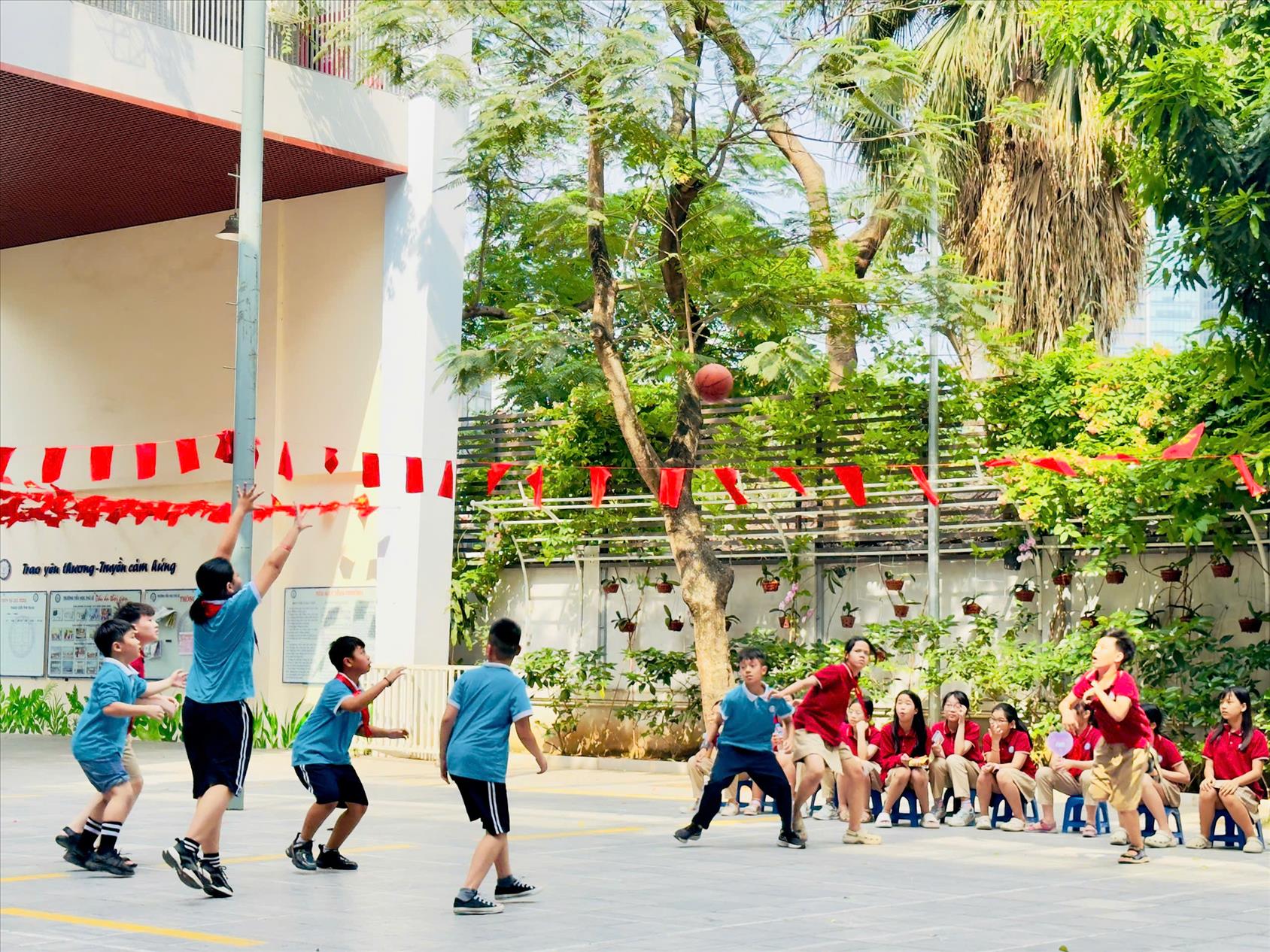 Học sinh khối 5 hào hứng tham gia Giải bóng rổ truyền thống lần thứ II