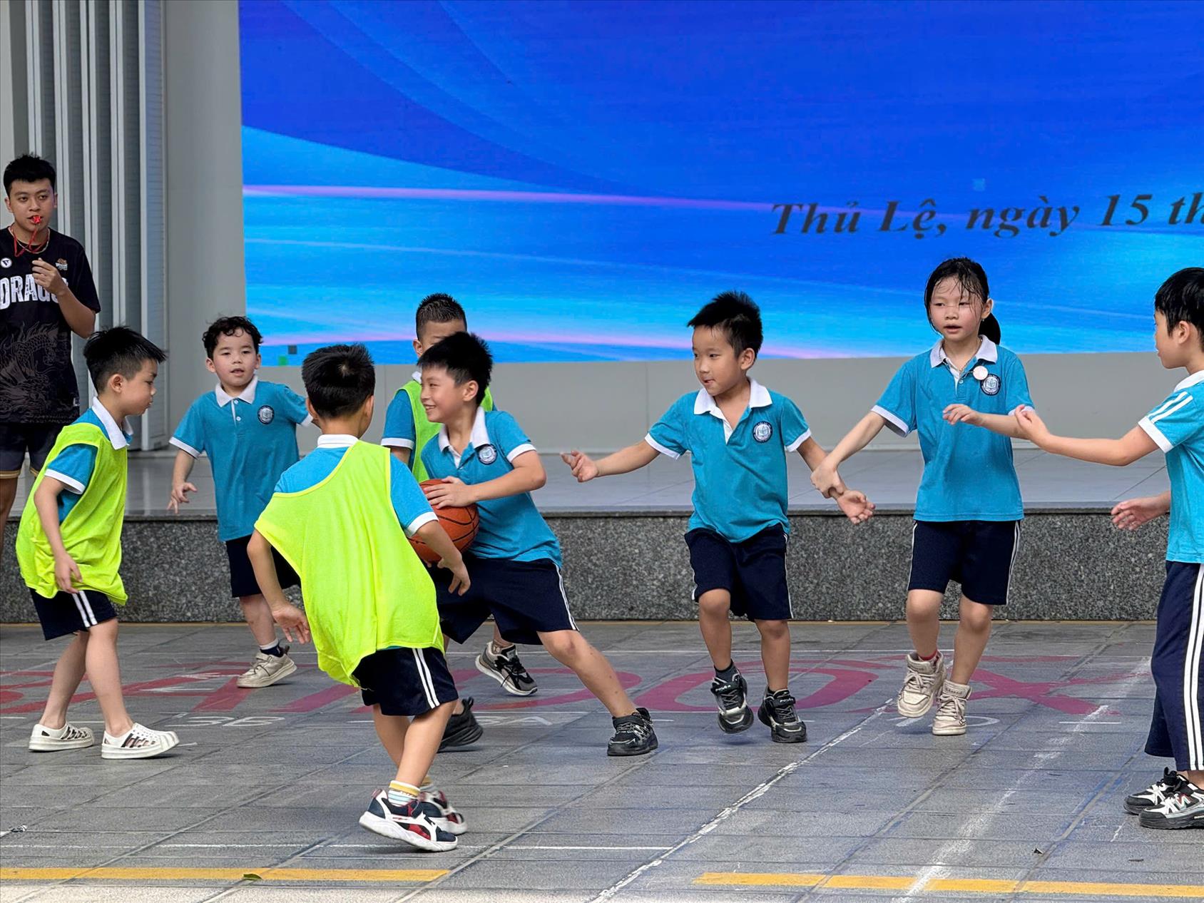 Học sinh khối 1 vui mừng, hào hứng tham gia Giải thi đấu bóng rổ truyền thống lần II