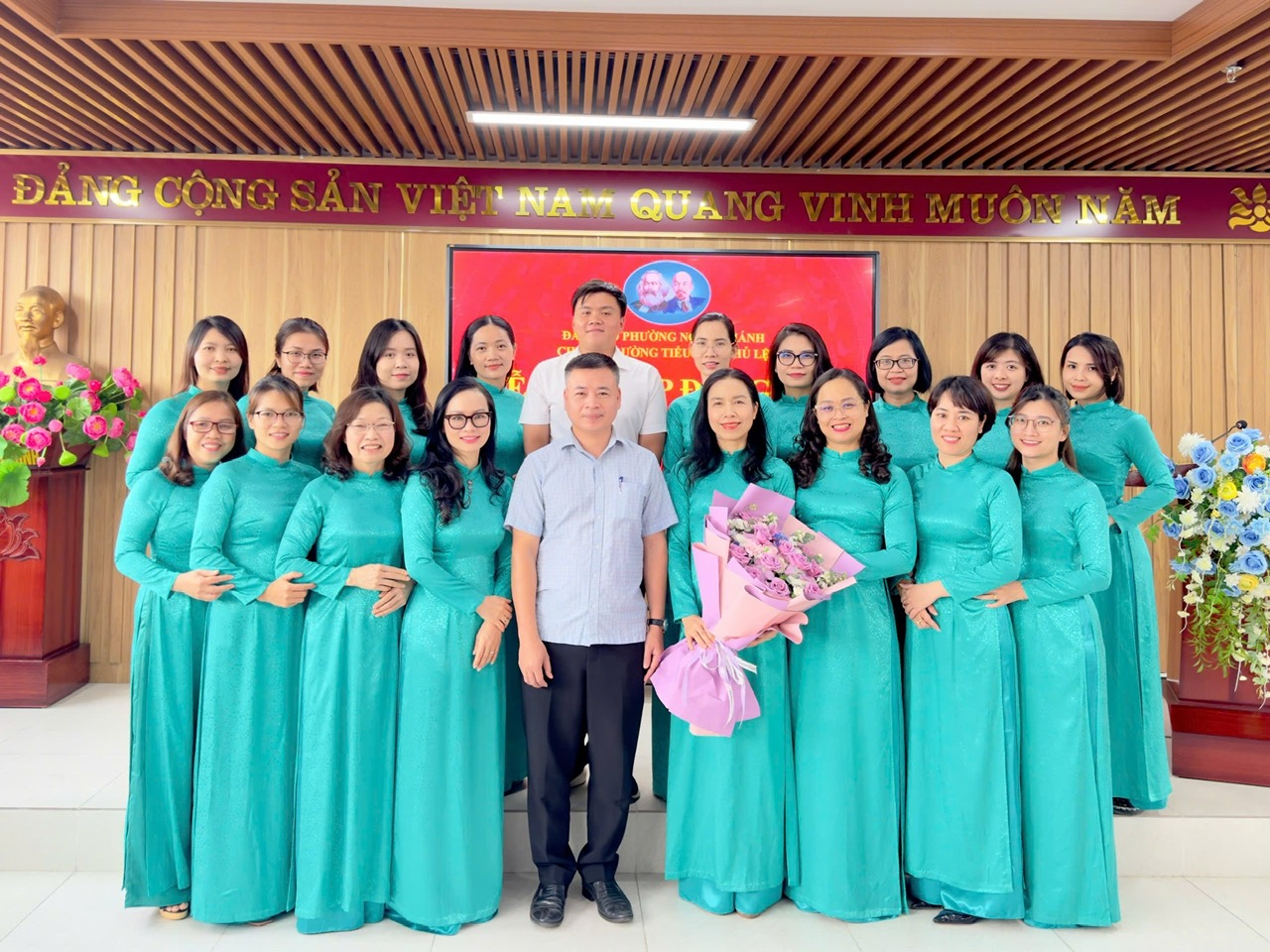 Chi bộ trường Tiểu học Thủ Lệ tổ chức Lễ kết nạp Đảng viên  mới