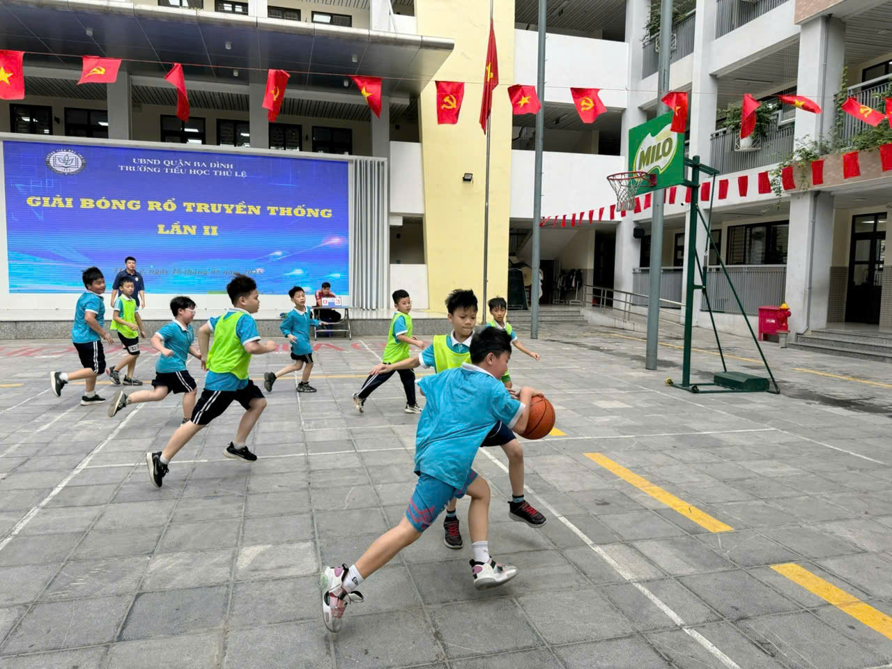 Học sinh Khối 4 trường Tiểu học Thủ Lệ sôi nổi tham gia giải bóng rổ truyền thống của nhà trường – nơi những “tay ném nhí” viết nên một mùa giải đáng nhớ.