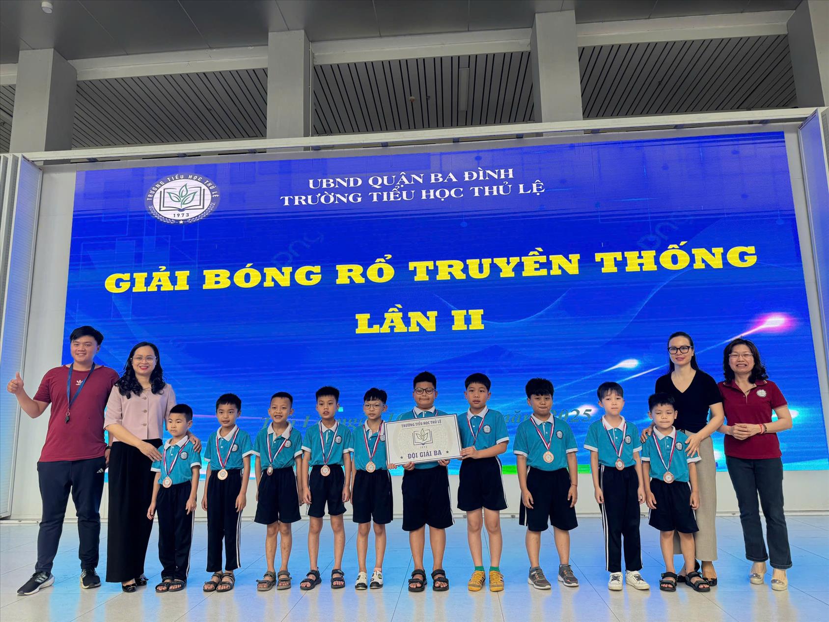 Học sinh Khối 2 trường Tiểu học Thủ Lệ  quận Ba Đình. Hà Nội sôi nổi tham gia giải bóng rổ truyền thống của nhà trường lần thứ II.