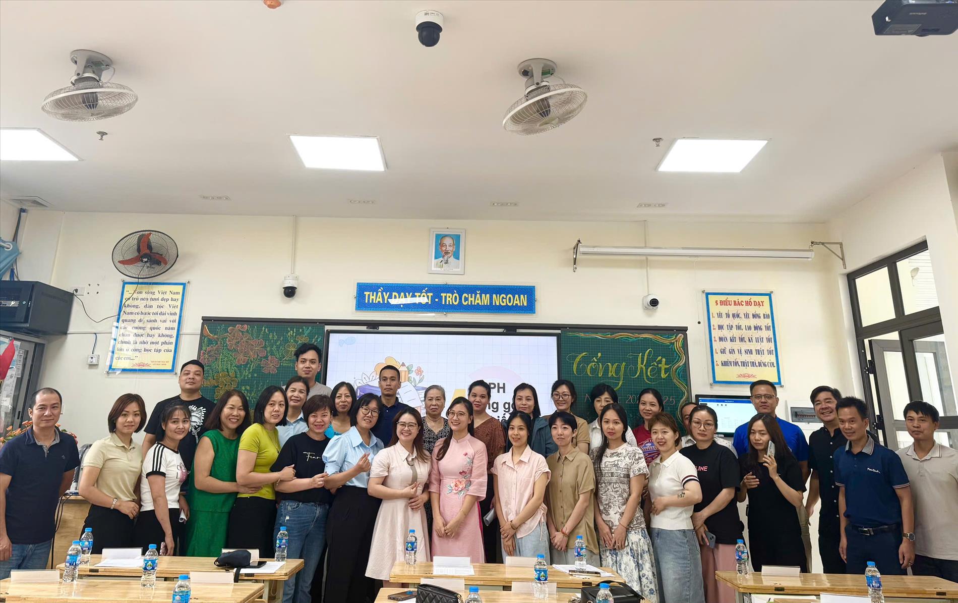 Buổi họp phụ huynh học sinh cuối năm của khối 4 trường Tiểu học Thủ Lệ - Sự trân trọng dành cho những người lái đò thầm lặng.