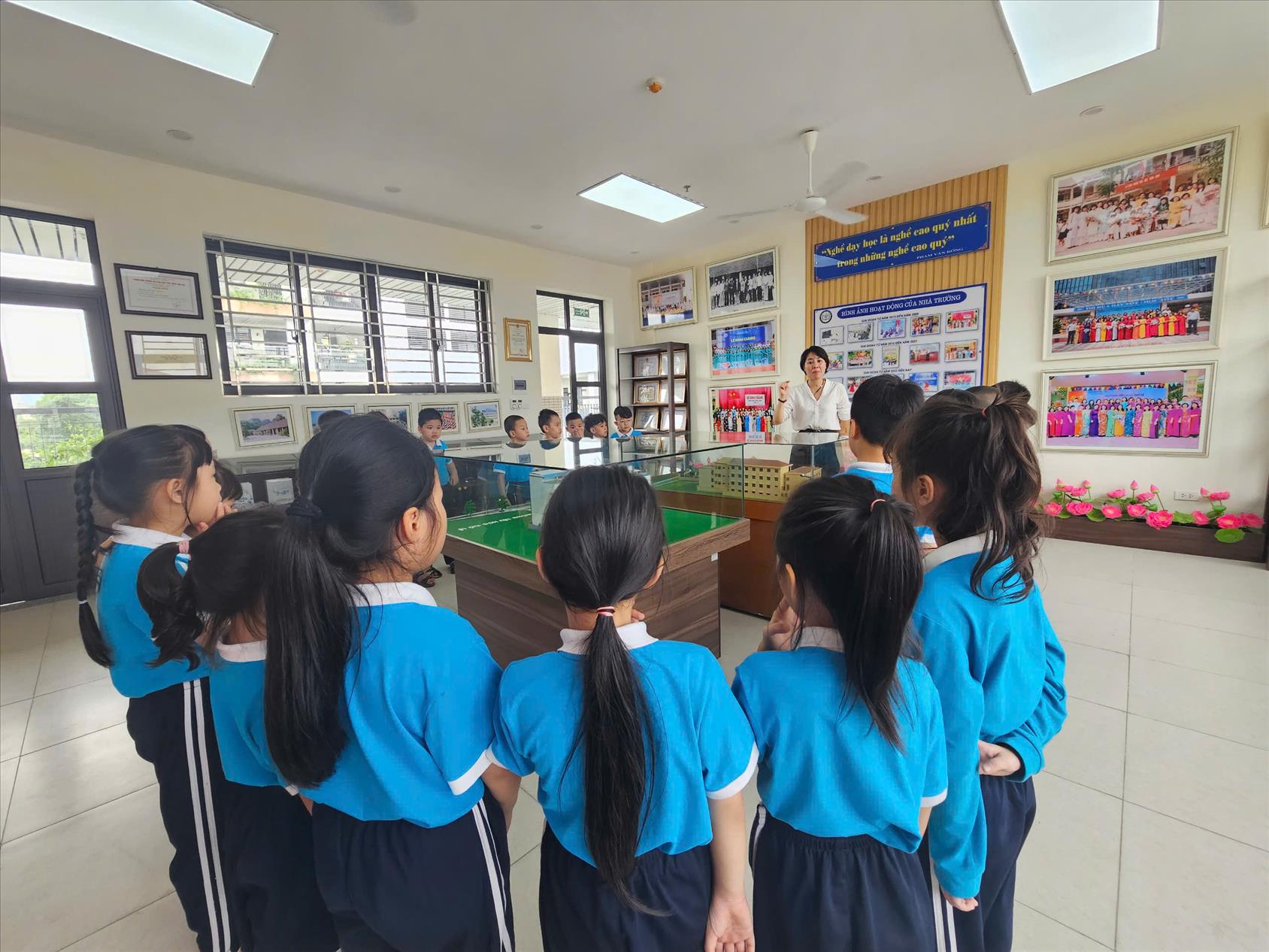 Học sinh khối 1 trường Tiểu học Thủ Lệ trong giờ học về truyền thống nhà trường - Hành trình khơi nguồn niềm tự hào