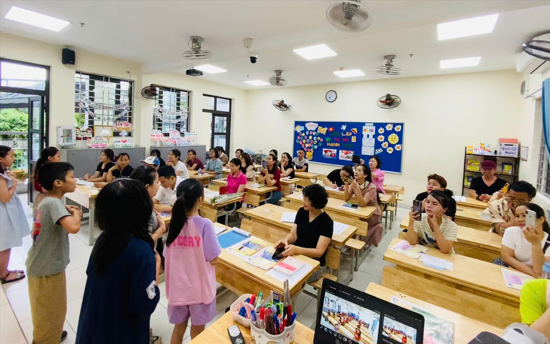 Buổi họp phụ huynh tổng kết cuối năm học của GV và PH khối 5