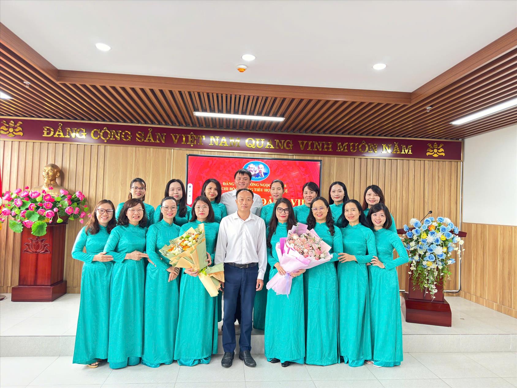 Lễ Kết nạp Đảng viên mới của Chi bộ trường Tiểu học Thủ Lệ - Vững vàng chính trị, sáng ngời đạo đức nghề giáo.