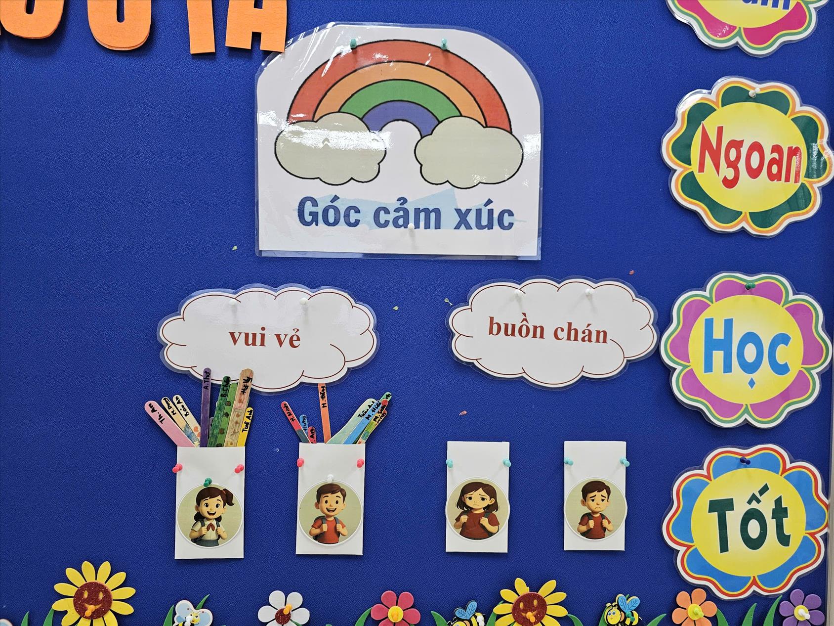 Hào hứng, phấn khởi trong giờ Hoạt động sáng tạo của các em học sinh lớp 1A- trường Tiểu học Thủ Lệ.
