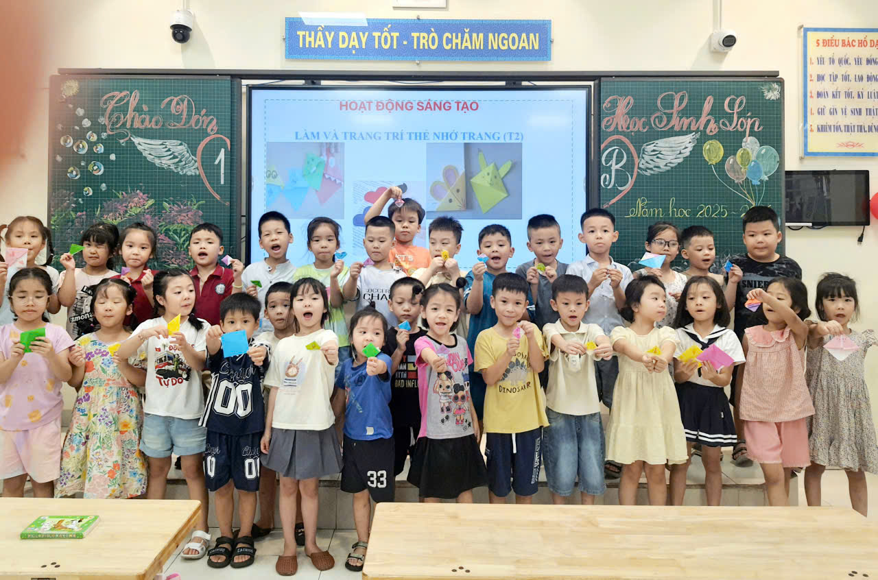 Vui Học – Vui Làm:  Hào hứng với Hoạt động sáng tạo ý nghĩa của các con học sinh lớp 1B trường Tiểu học Thủ Lệ.