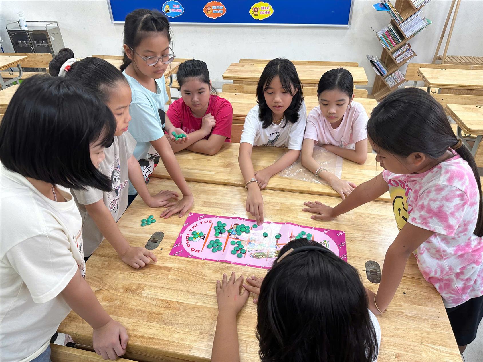 Học sinh lớp 5B háo hức khám phá trò chơi dân gian “Ô ăn quan”