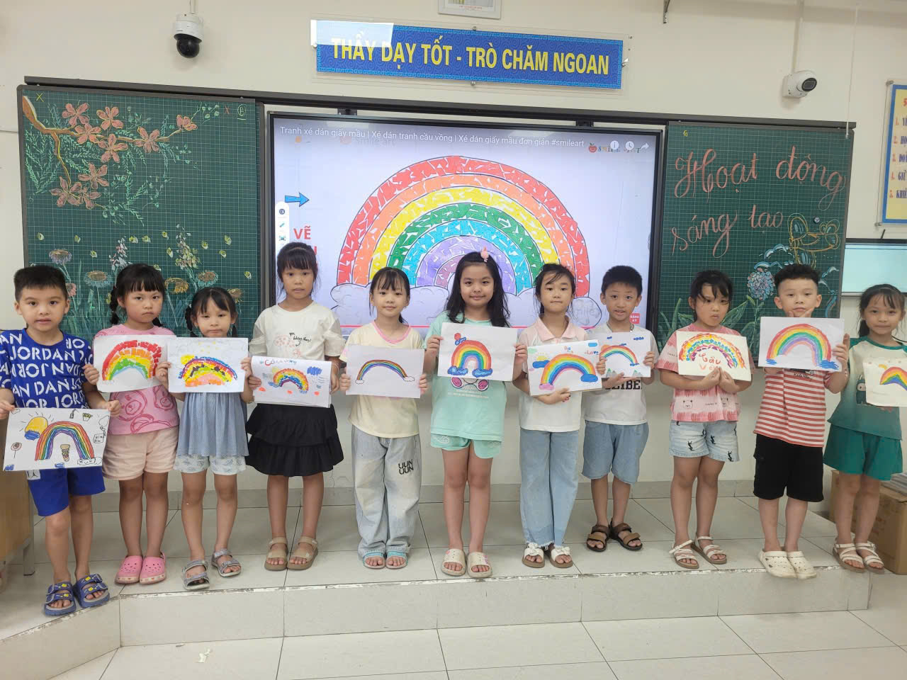 Các bạn học sinh lớp 2B hào hứng tham gia giờ học Họạt động sáng tạo!