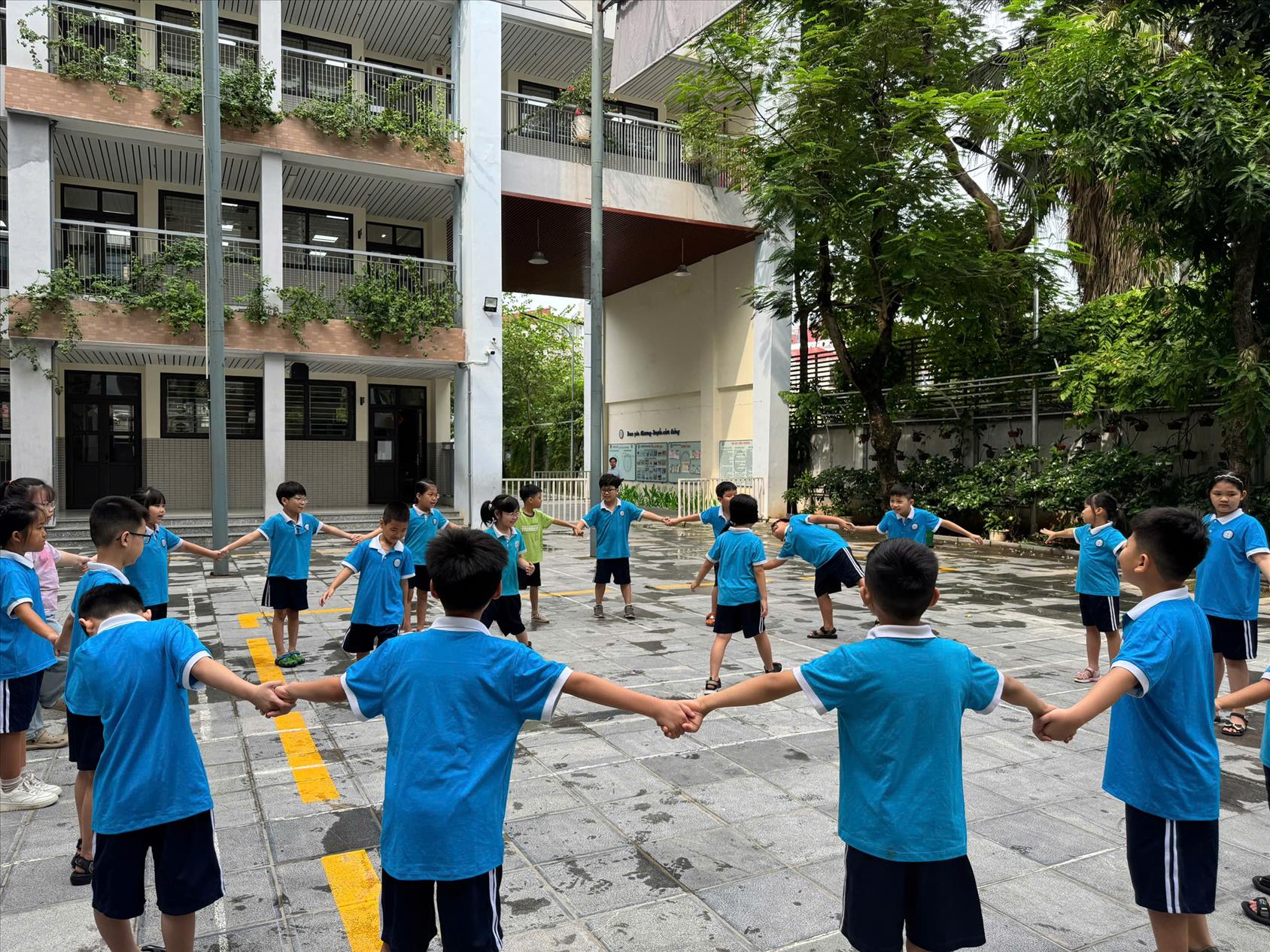 CLB Hè Lớp 3C Trường Tiểu học Thủ Lệ Vui nhộn với trò chơi dân gian “Bịt mắt bắt dê"