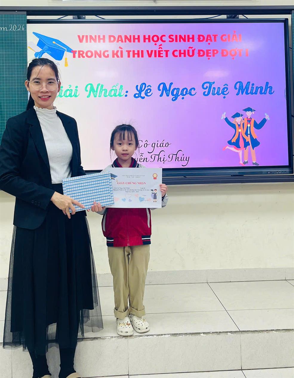 Học sinh lớp 1C – Trường Tiểu học Thủ Lệ tham gia thi viết chữ đẹp