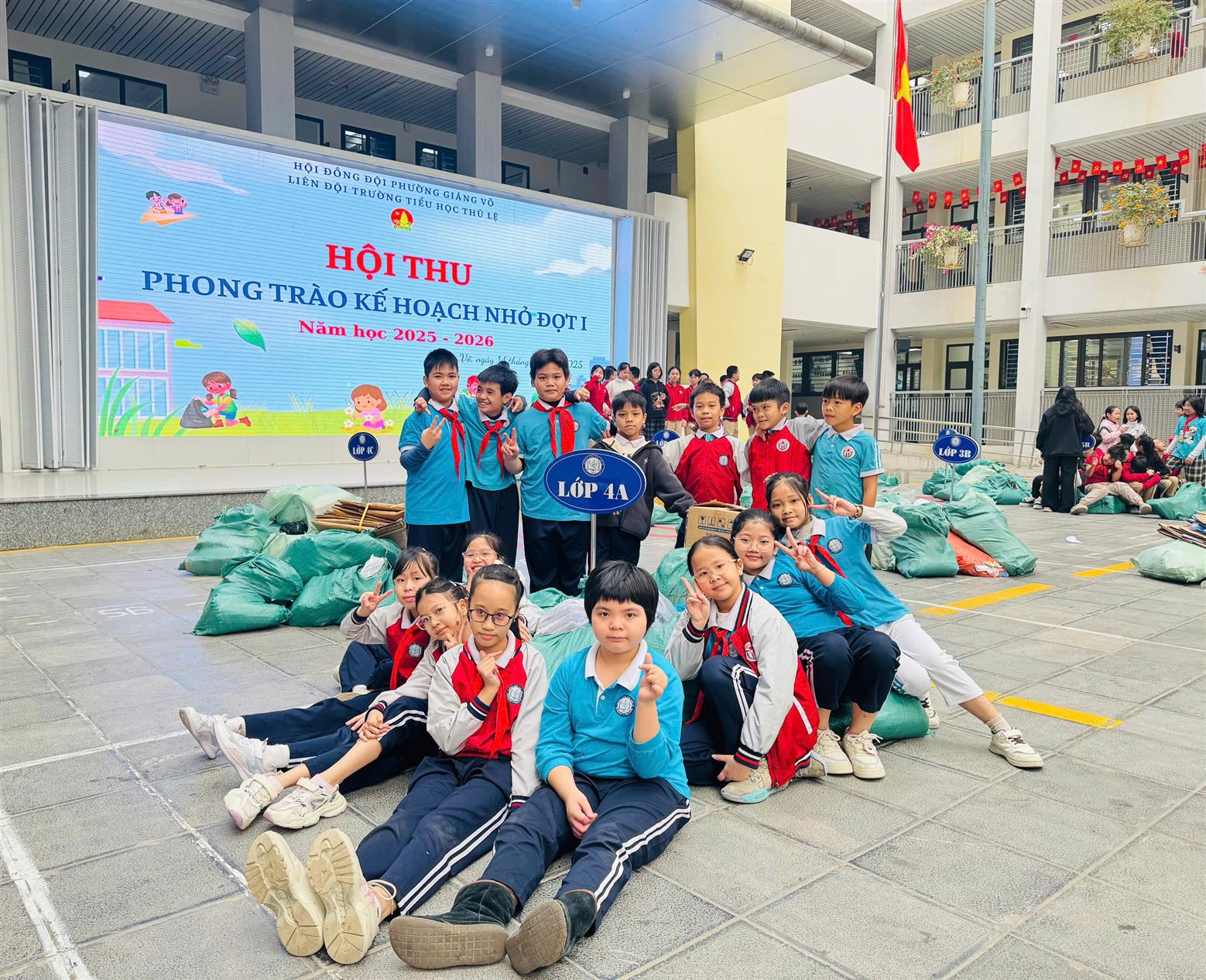 Học sinh lớp 4A tích cực tham gia phong trào Kế hoạch nhỏ đợt 1 của Liên đội