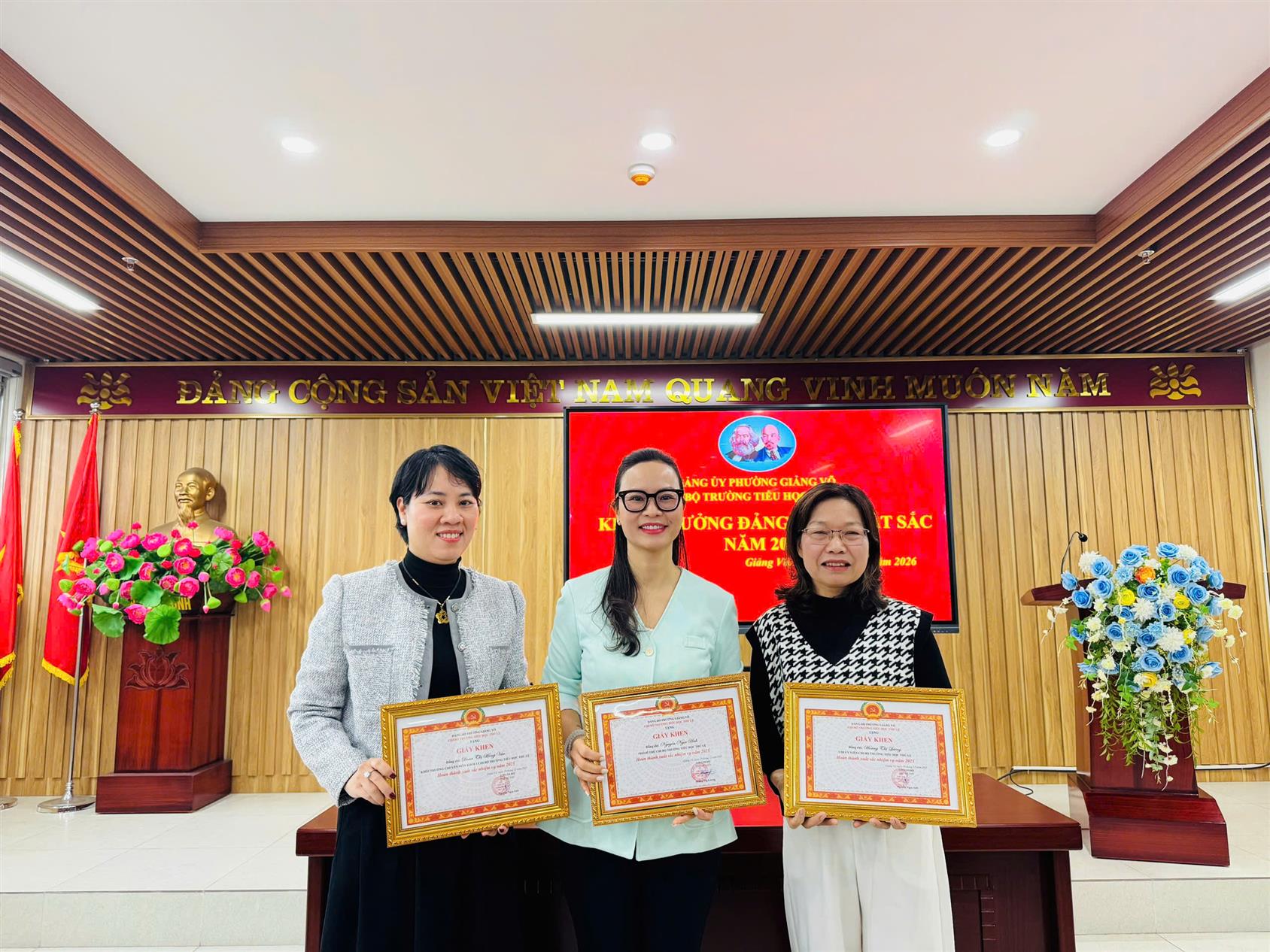 Khen thưởng đảng viên hoàn thành xuất sắc nhiệm vụ tiêu biểu năm 2025