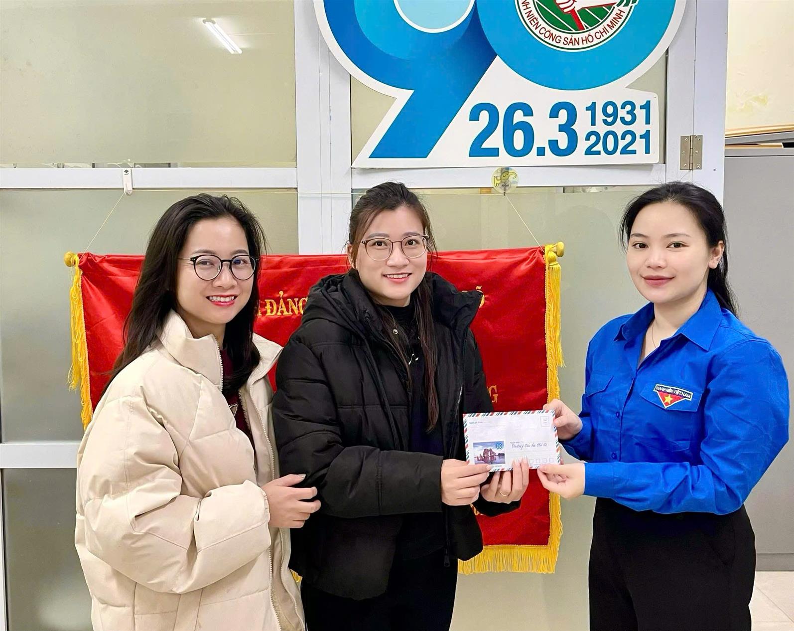 Cô và trò Trường Tiểu học Thủ Lệ chung tay ủng hộ chương trình “Xuân tình nguyện – Tết ấm yêu thương” năm 2026