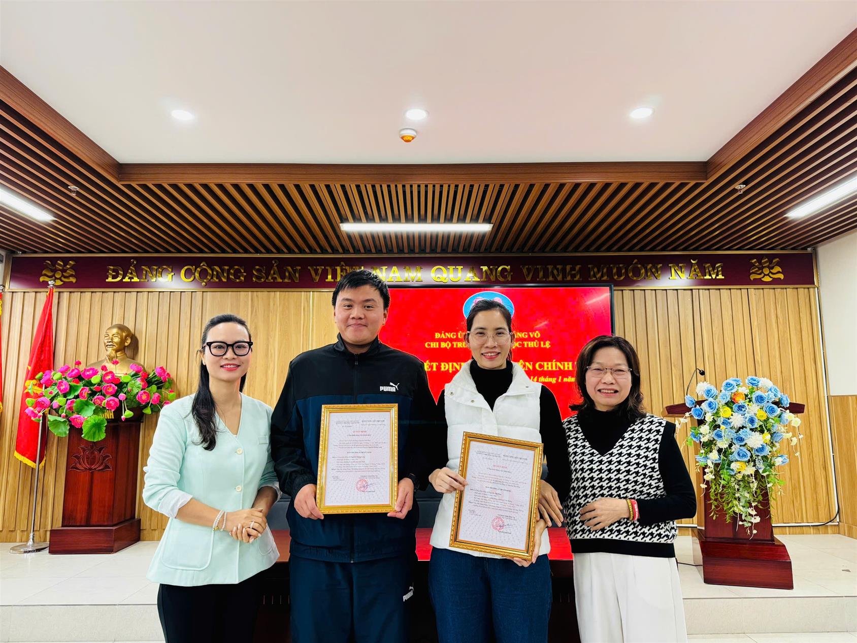 Chi bộ trường Tiểu học Thủ Lệ trao quyết định công nhận đảng viên chính thức