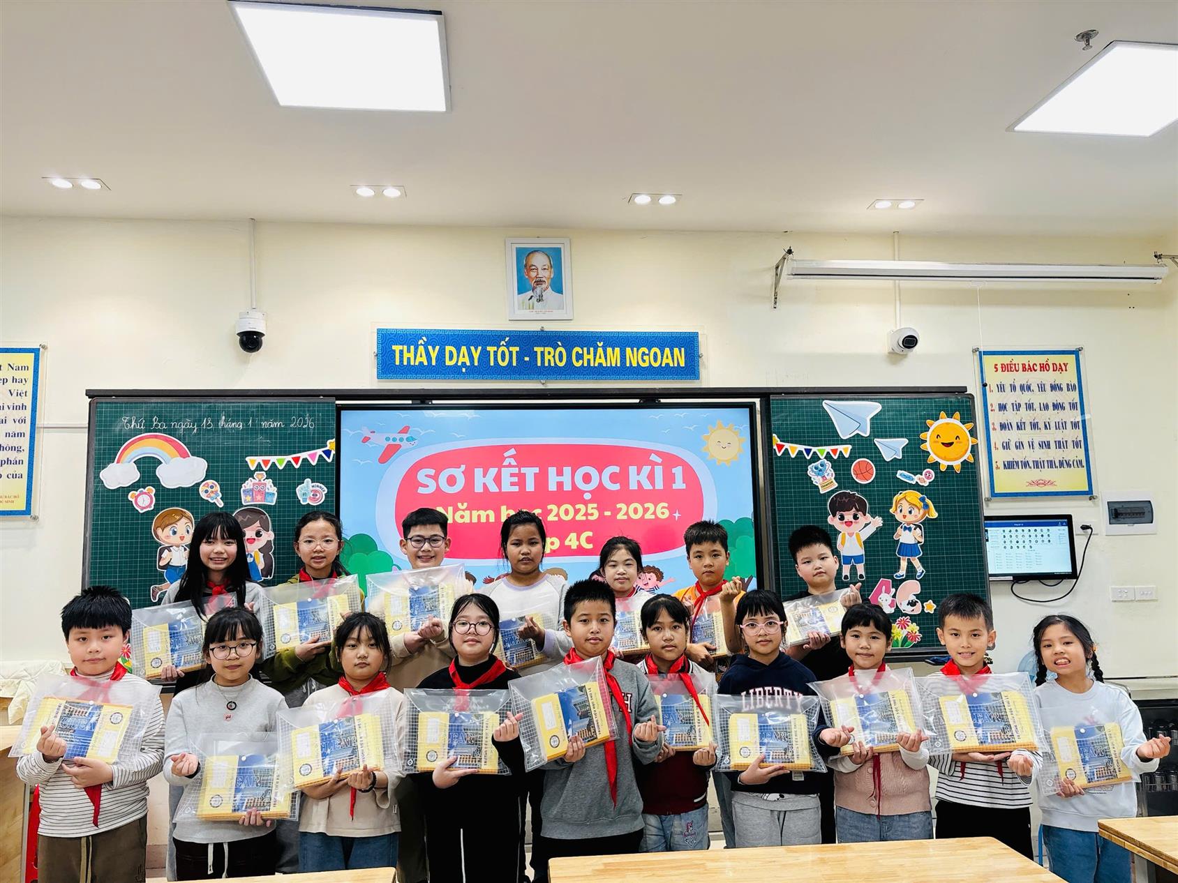 Buổi sơ kết học kì I ấm áp và tràn đầy niềm vui của các con học sinh lớp 4C trường Tiểu học Thủ Lệ