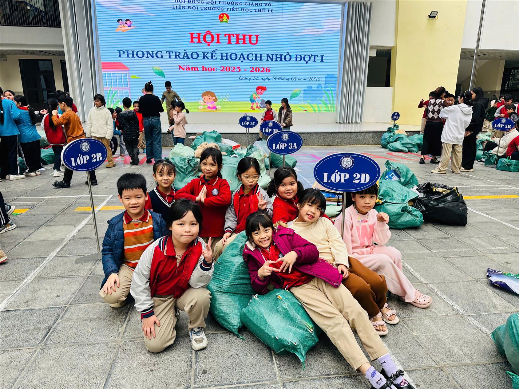 Mỗi cuốn sách cũ – một hành động đẹp, mỗi tờ giấy nhỏ – một tấm lòng lớn - Phong trào kế hoạch nhỏ của lớp 2D.