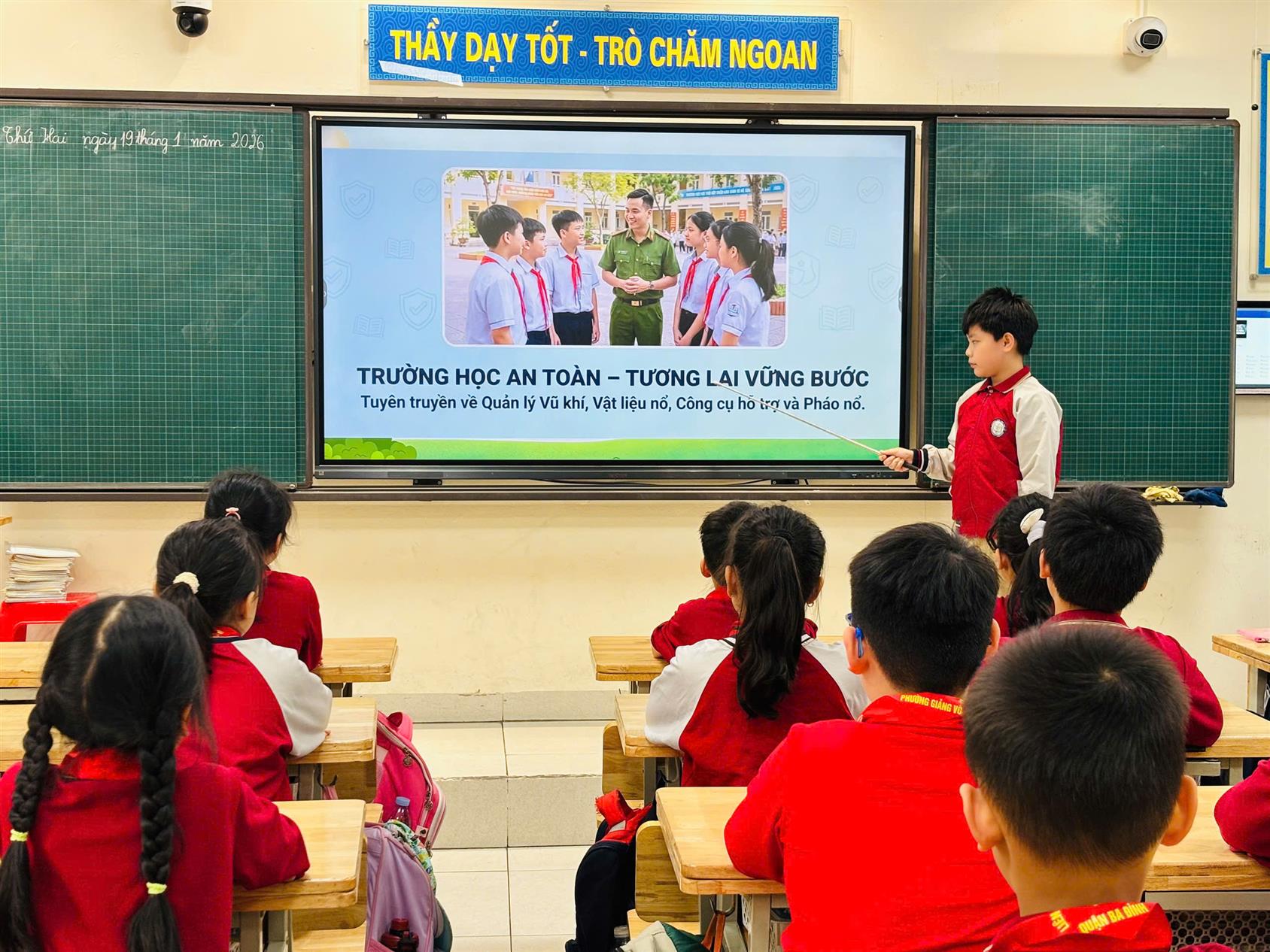 Liên đội trường Tiểu học Thủ Lệ tuyên truyền pháp luật về quản lý vũ khí, vật liệu nổ, công cụ hỗ trợ và pháo nổ.