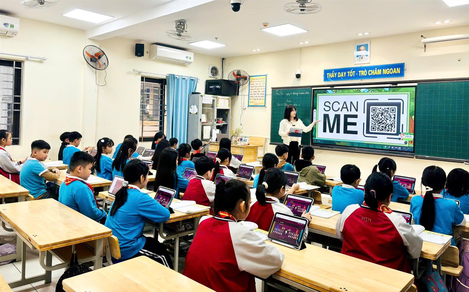 Tiết học Toán với iPad đầy hứng thú của học sinh Khối 4 trường Tiểu học Thủ Lệ