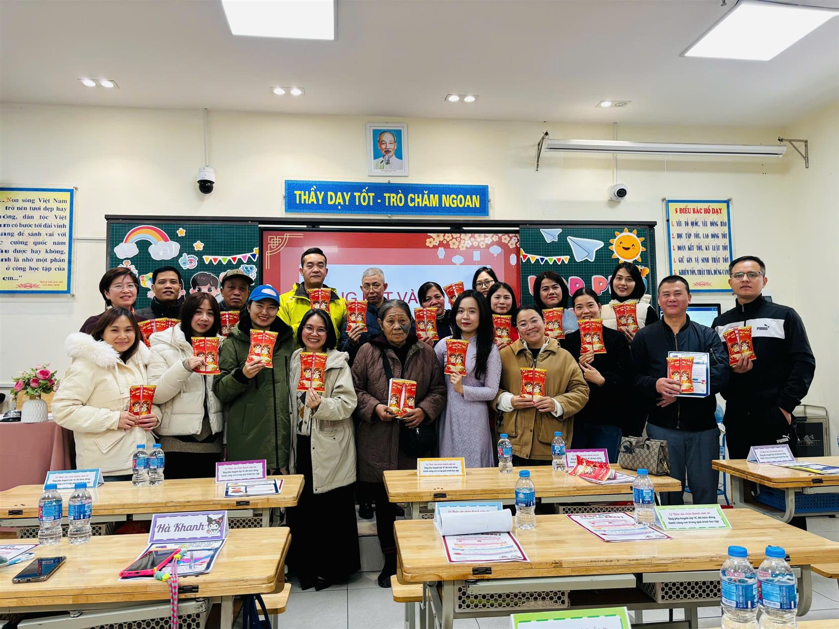 Buổi họp sơ kết cuối học kì I vui vẻ, ấm áp và tràn ngập yêu thương cùng các bậc phụ huynh lớp 4C Trường Tiểu học Thủ Lệ.