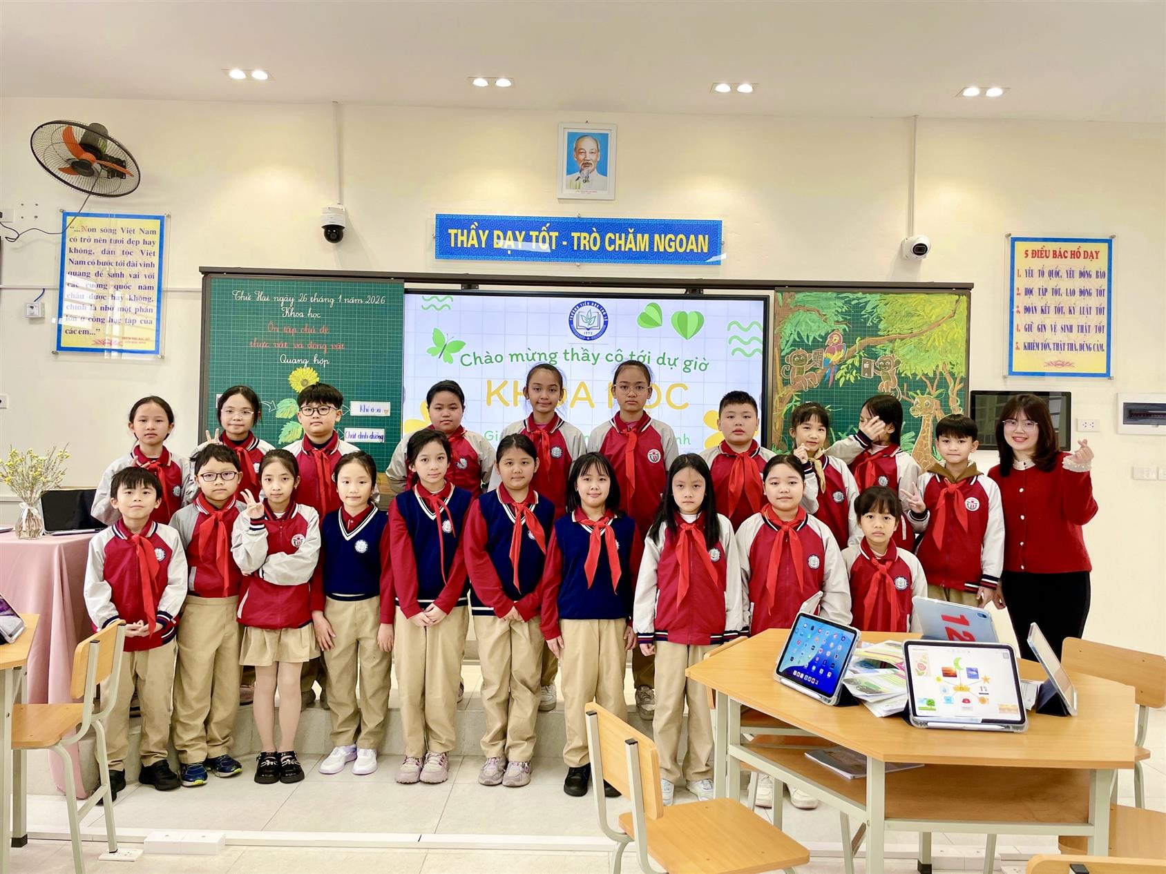 Theo chân Khỉ Con vào khu rừng tri thức Khoa học: 4B ôn tập chủ đề Thực vật và Động vật bằng iPad