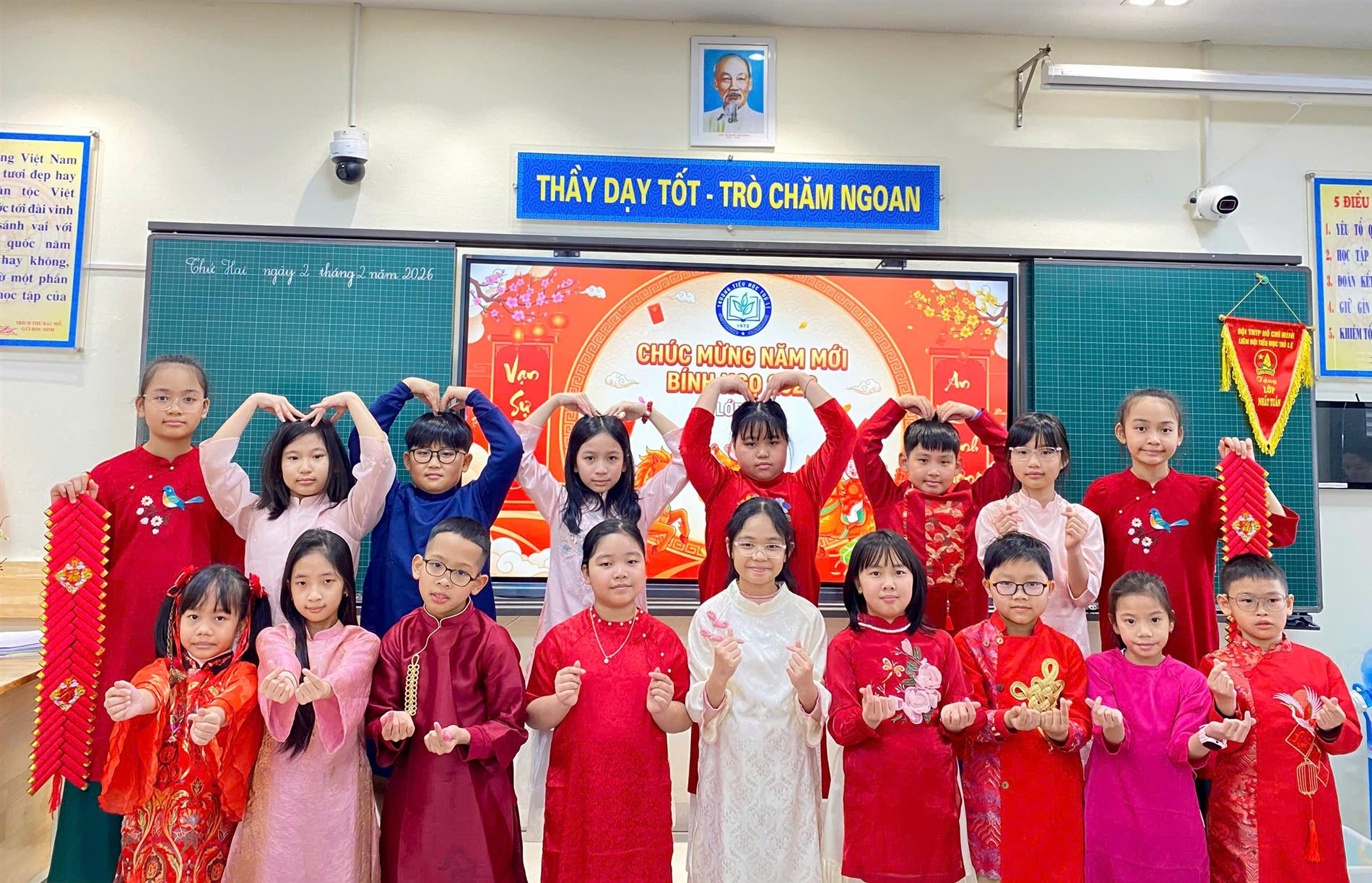 Lớp 4B mở đầu tuần mới bằng thật nhiều niềm vui