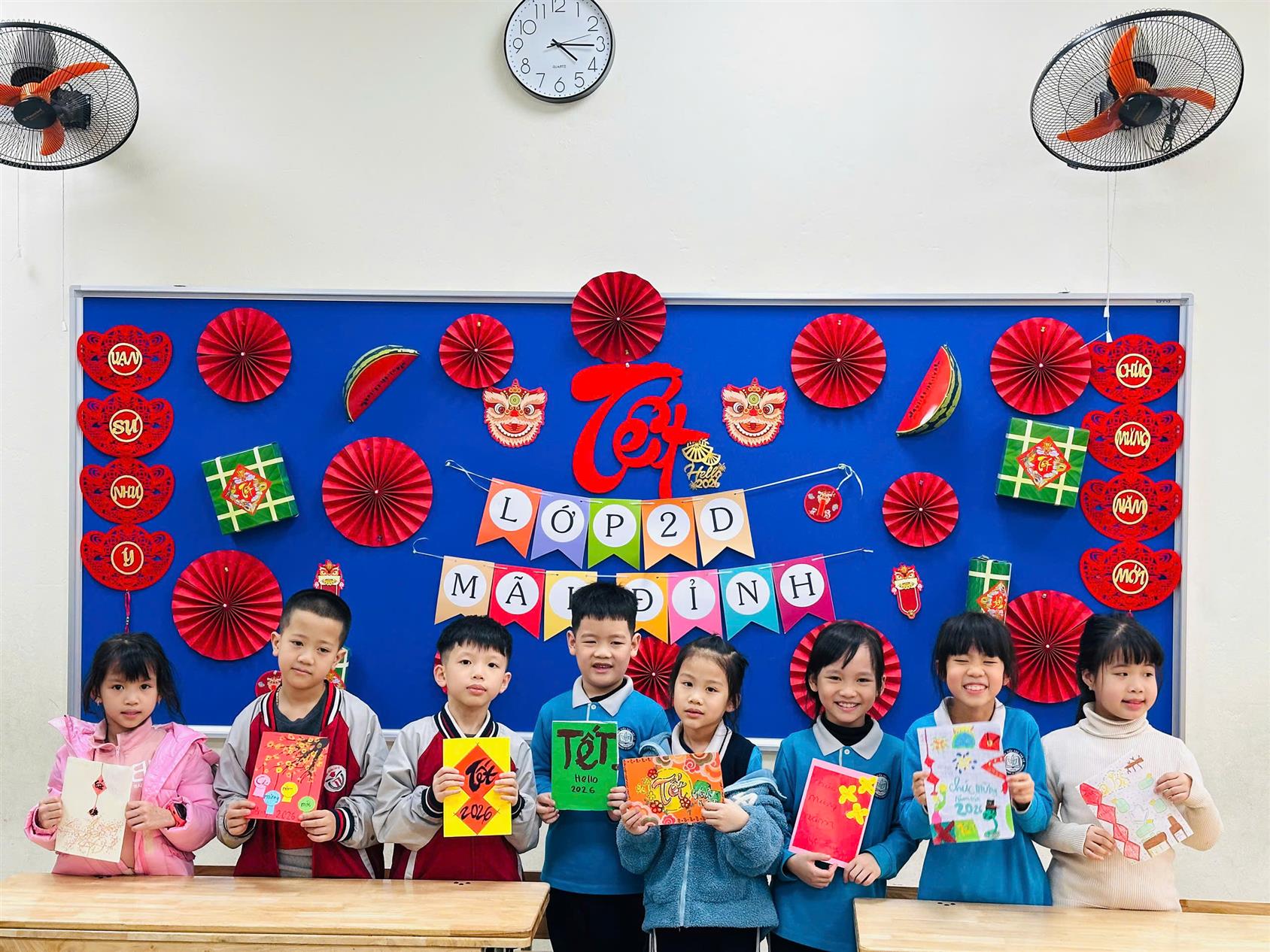 Viết thiệp chúc Tết - Tiết học Tiếng Việt đầy ý nghĩa và đậm sắc xuân của các bạn nhỏ lớp 2D