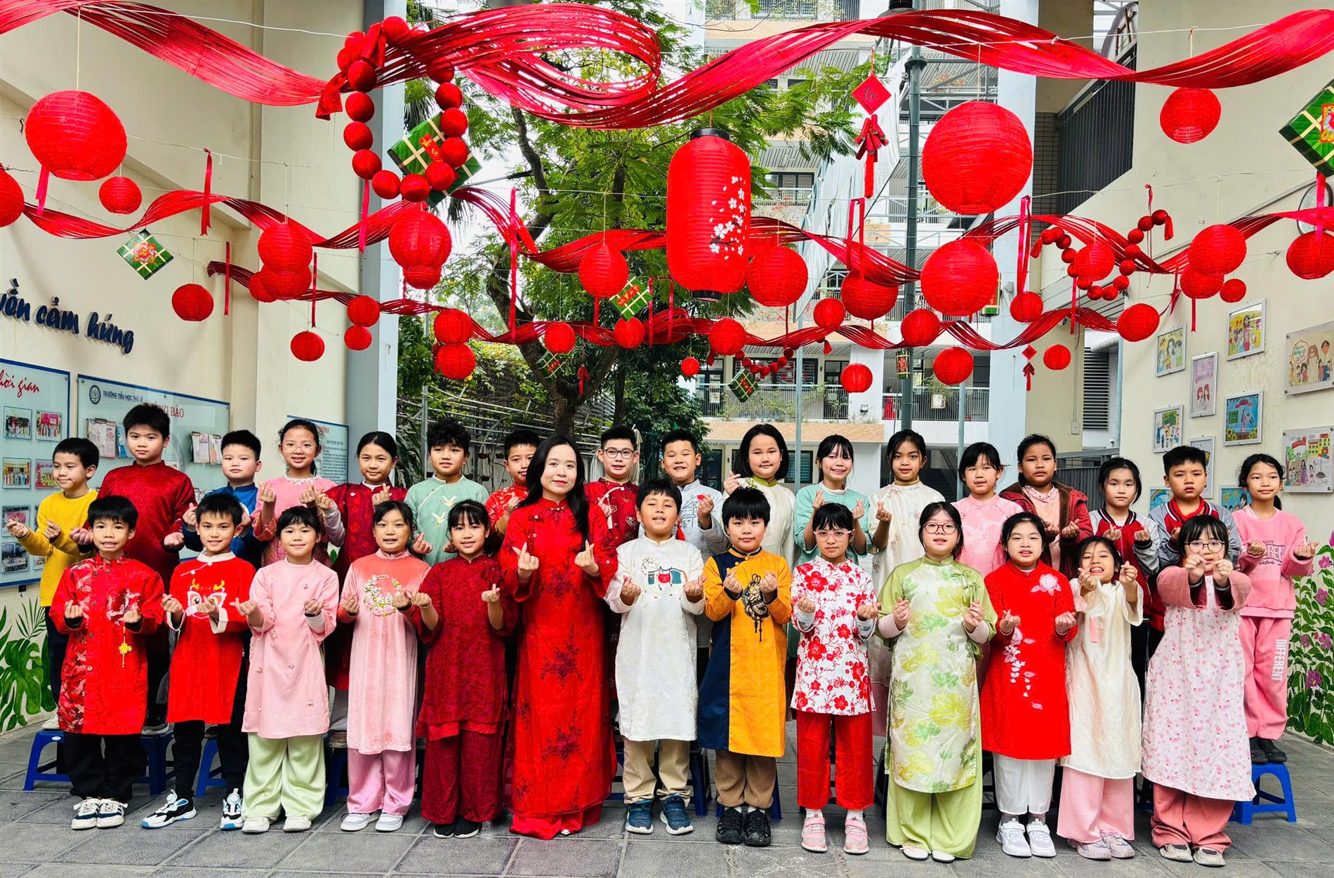 Không khí Tết Bính Ngọ 2026 đã rộn ràng ghé thăm lớp 4C Trường Tiểu học Thủ Lệ.