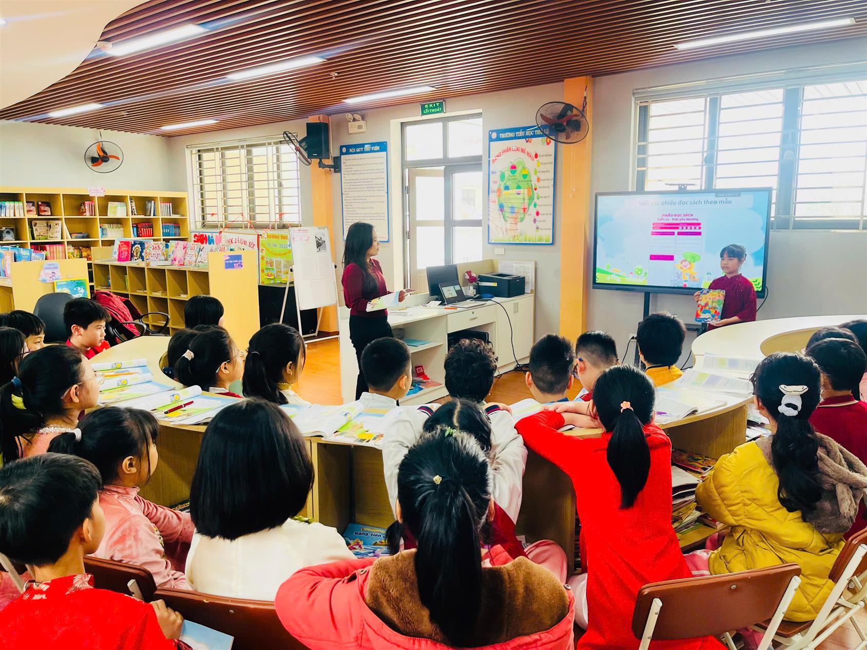 Học sinh lớp 4C hào hứng trong tiết đọc mở rộng tại thư viện : Trang sách yêu thương – Nơi trái tim biết sẻ chia.