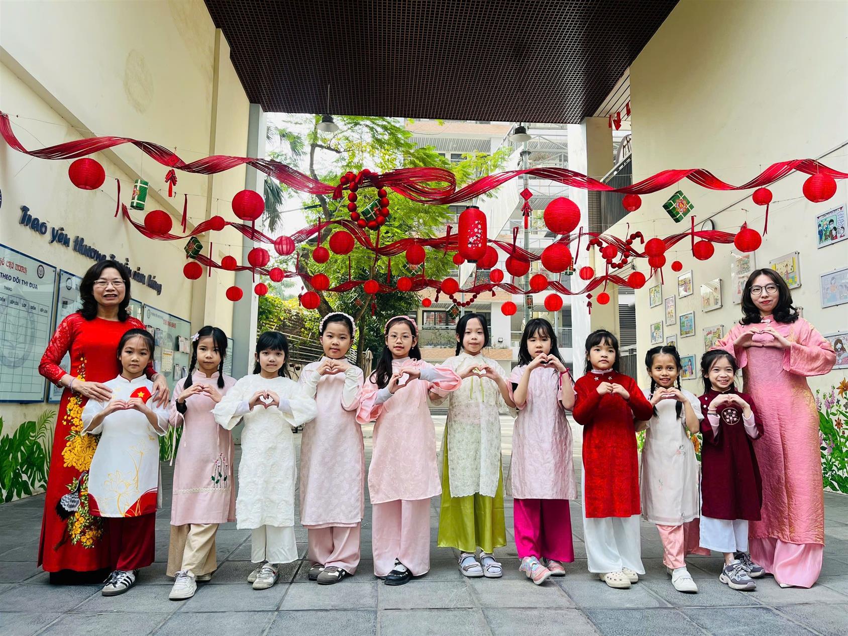 Khai xuân ấm áp,rực rỡ sắc màu truyền thống của các bạn lớp 2A trường Tiểu học Thủ Lệ.