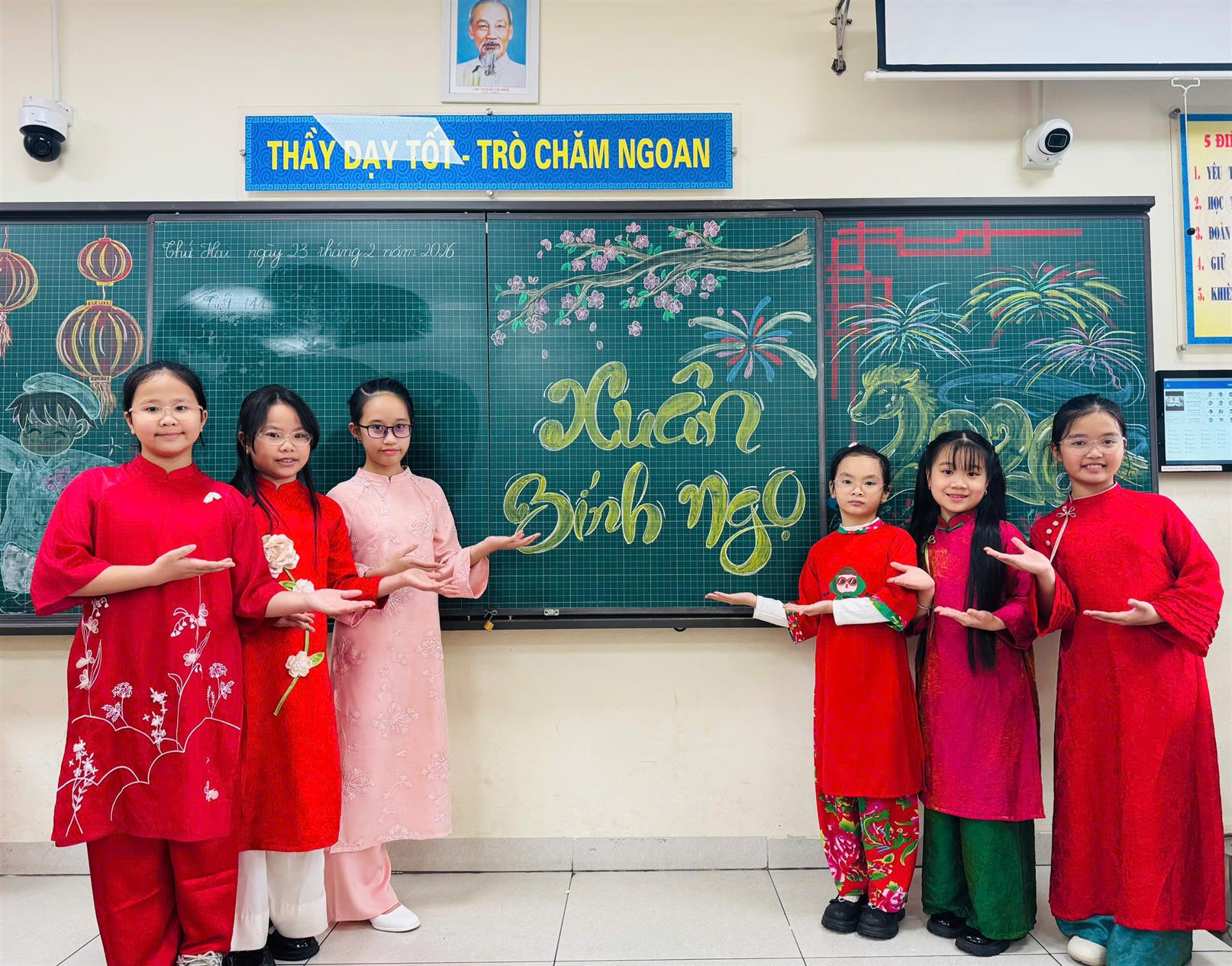 🌸🌸🌸 Buổi gặp mặt đầu xuân Bính Ngọ ngập tràn niềm vui của cô trò lớp 4A 🌸🌸🌸