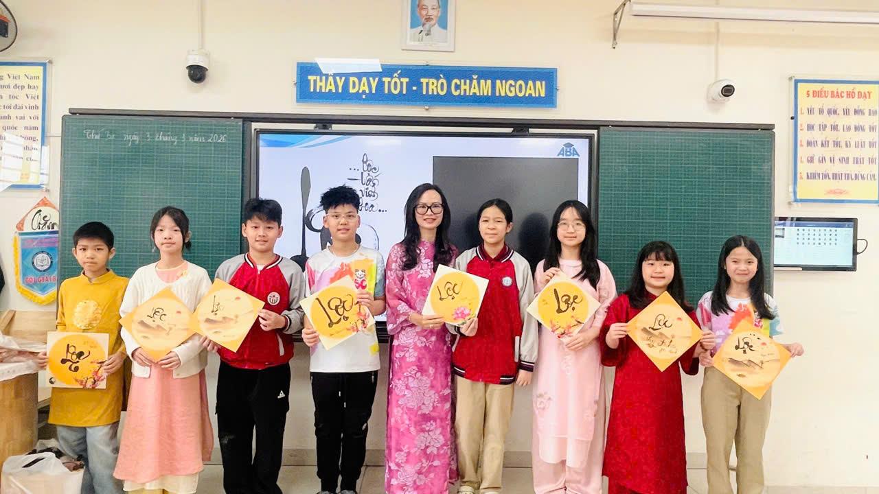 HỌC SINH KHỐI 5 TRƯỜNG TIỂU HỌC THỦ LỆ HÀO HỨNG THAM GIA HỘI CHỢ XUÂN