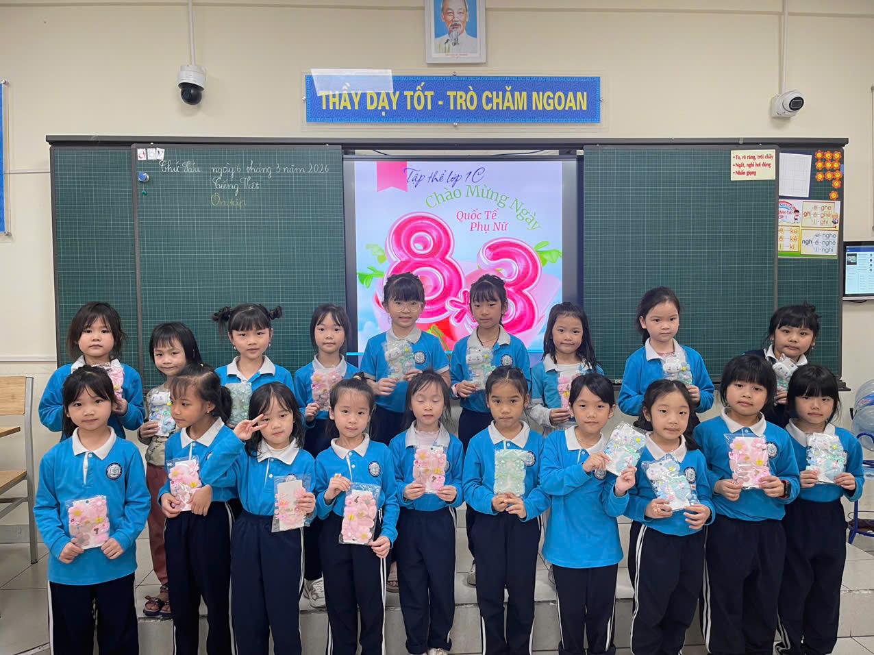 NGỌT NGÀO NGÀY 8/3 – NHỮNG LỜI YÊU THƯƠNG TỪ LỚP 1C