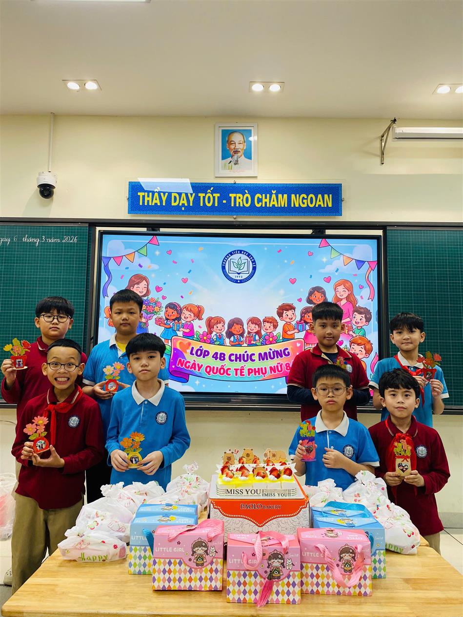 Tập thể lớp 4B chào mừng ngày Quốc tế Phụ nữ 8-3