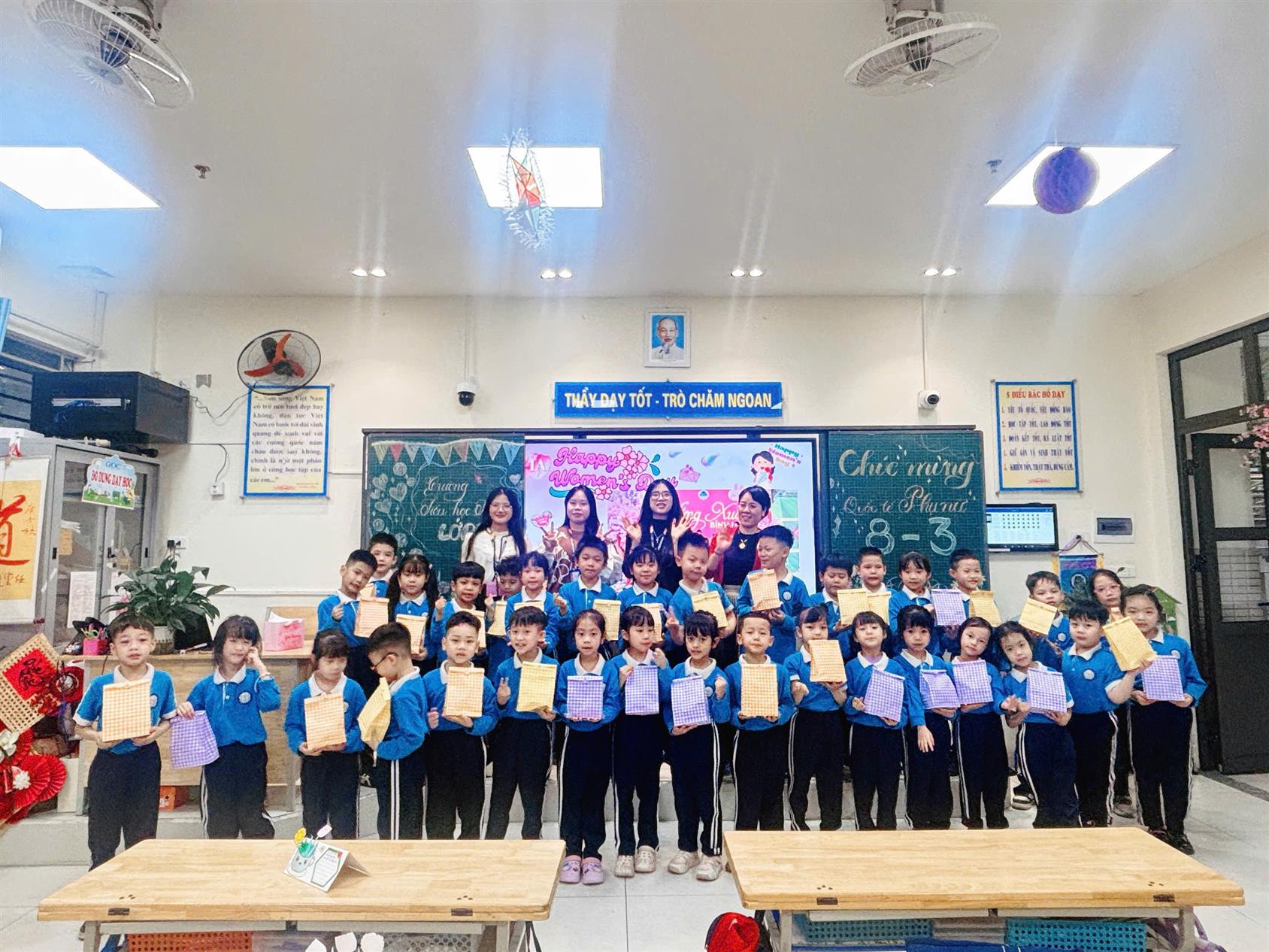 Thầy và trò lớp 1A trường tiểu học Thủ Lệ hân hoan chào đón Ngày Quốc tế Phụ nữ 8/3/2026.