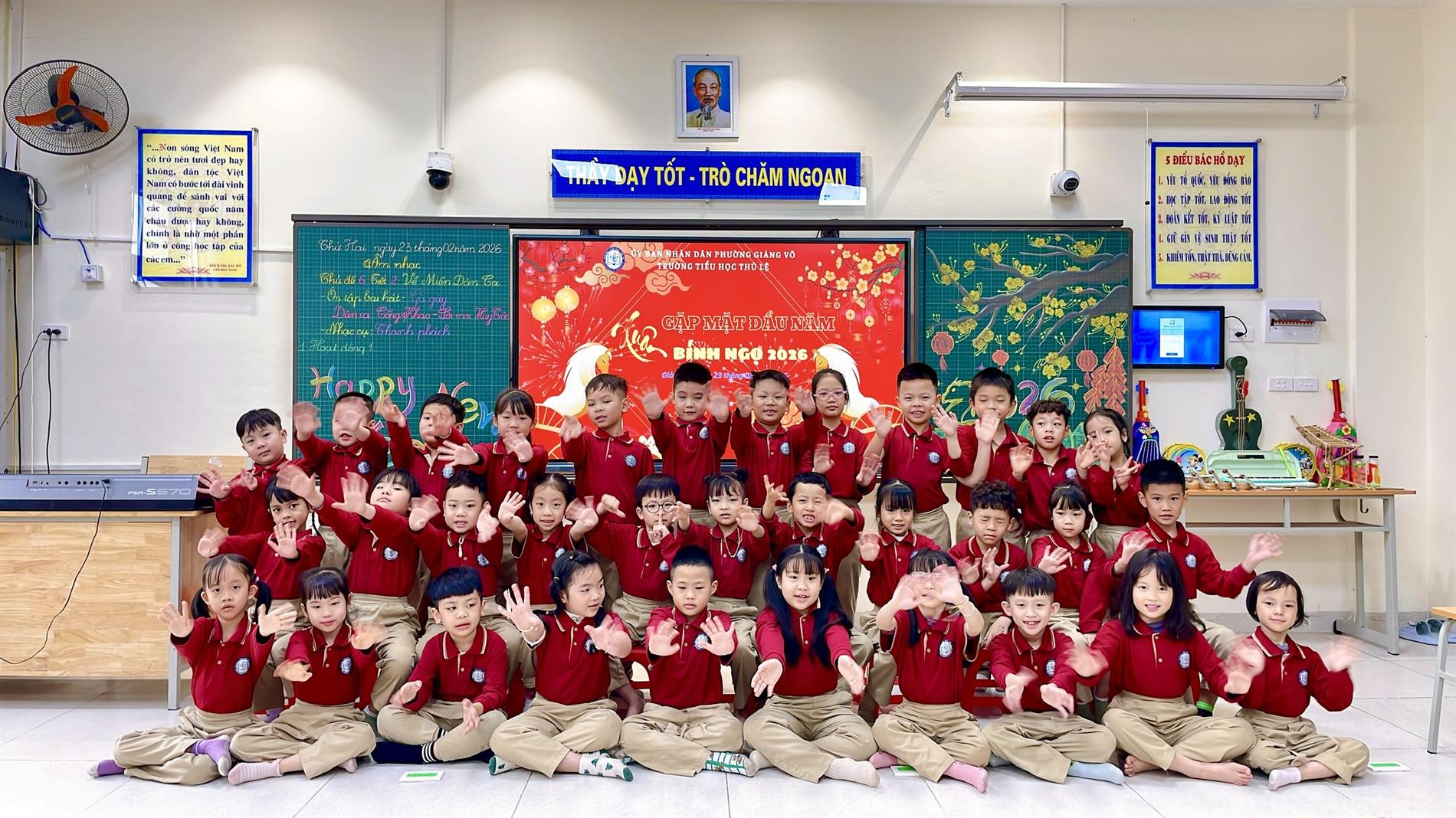 Học sinh khối 1 hào hứng làm quen với nhạc cụ thanh phách trong tiết học môn Âm nhạc.