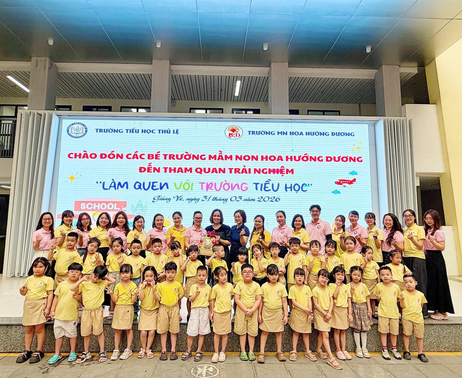 Trường Tiểu học Thủ Lệ phối hợp với Trường Mầm non Hoa Hướng Dương tổ chức hoạt động trải nghiệm dành cho học sinh mẫu giáo lớn.