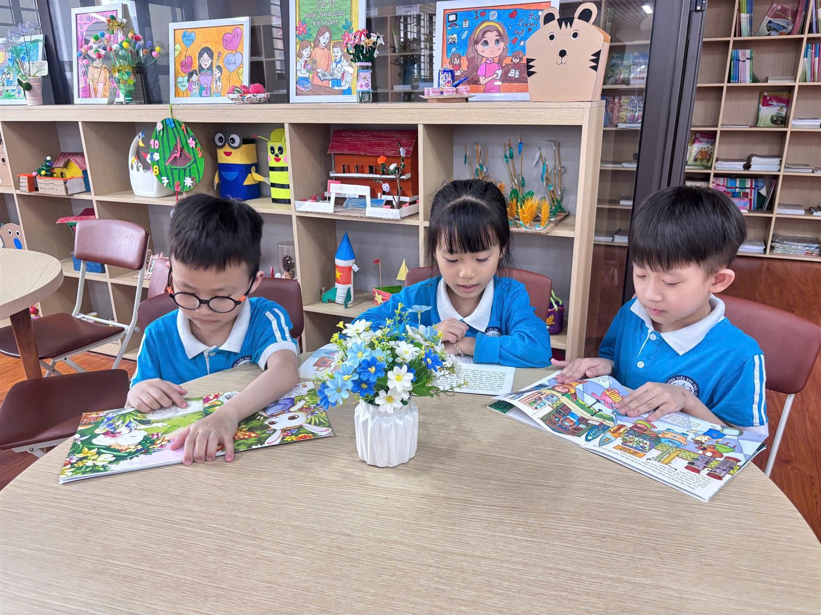 Học sinh lớp 1A hào hứng trong tiết đọc Thư viện với chủ đề về thiên nhiên.