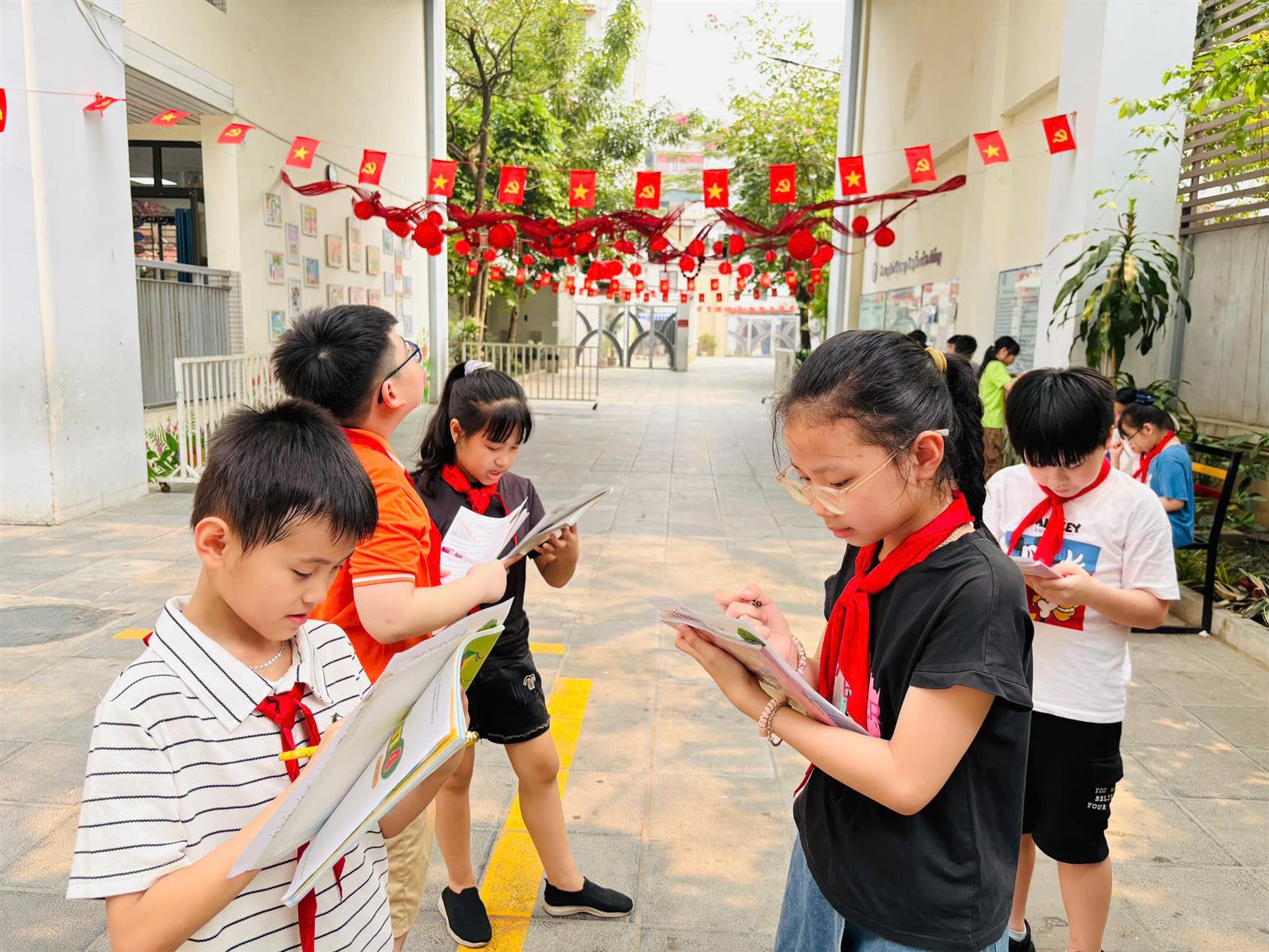 🌿 Khi những tiết học văn không chỉ đóng khung trong lớp học, các bạn nhỏ lớp 4C được khám phá thế giới cây cối đầy sinh động 🌿
