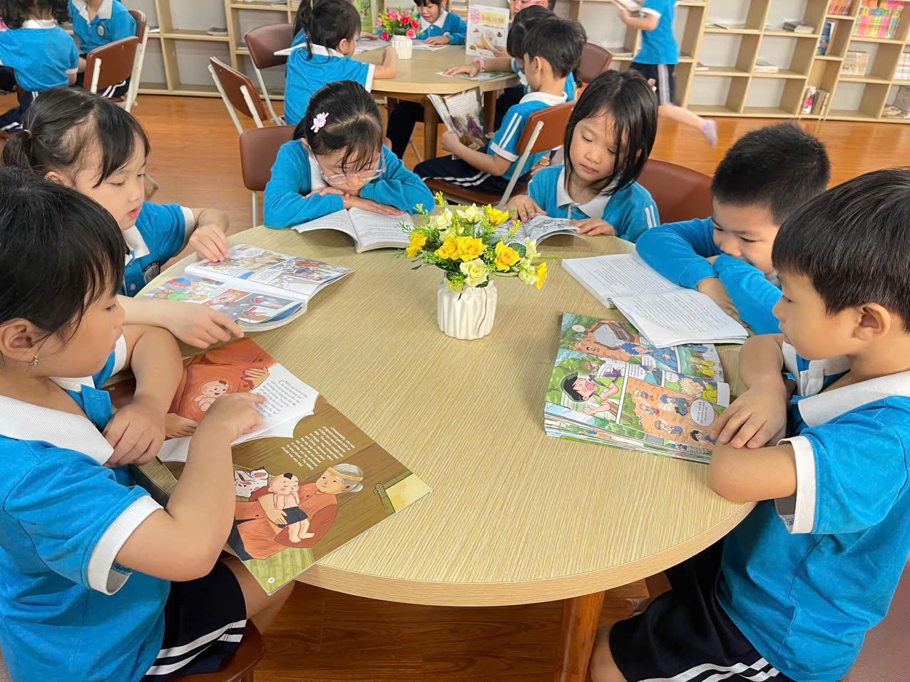 Tiết thư viện lớp 1C – Nuôi dưỡng đức tính tốt qua Ngày hội sách