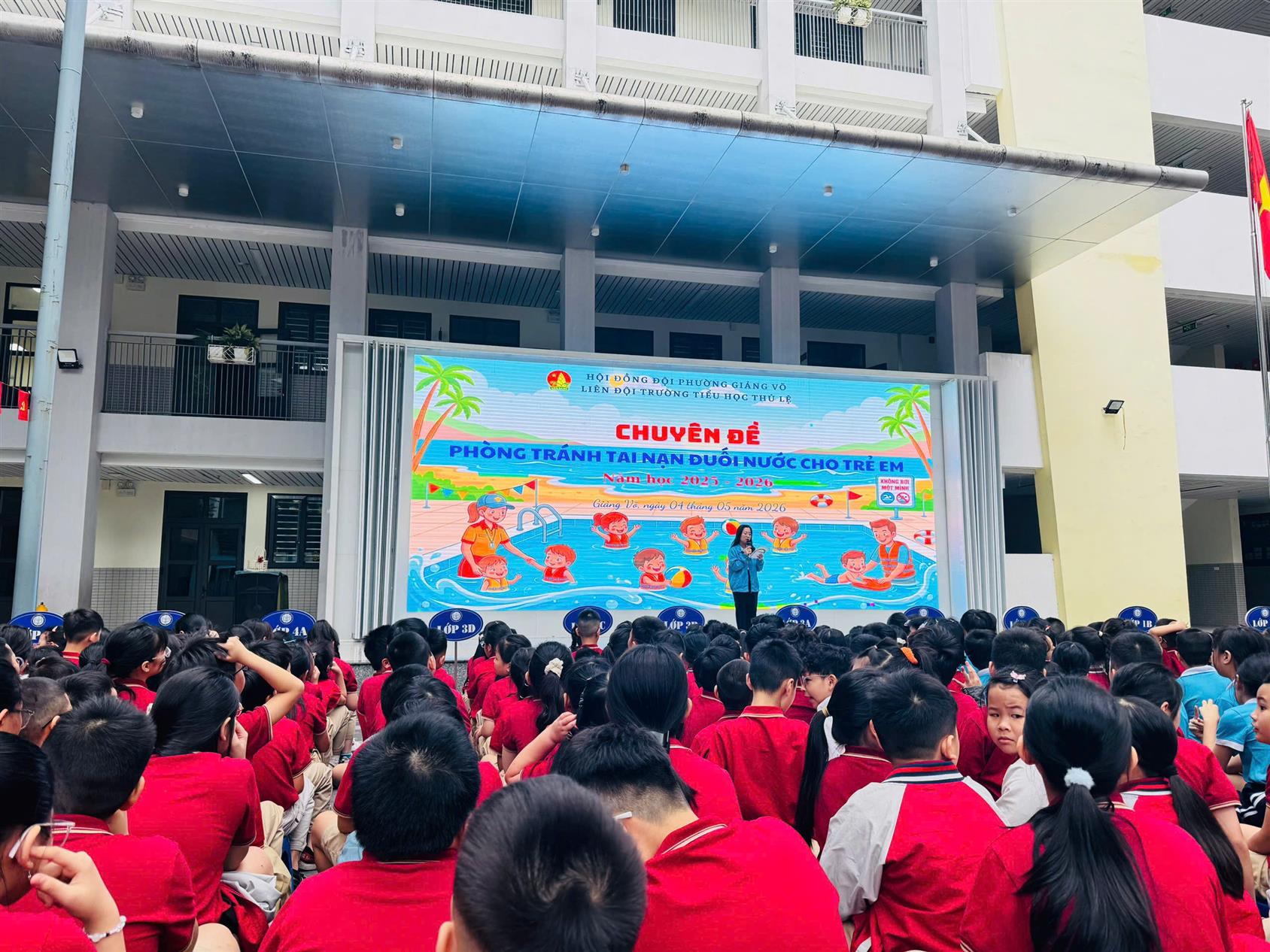 “Vì một mùa hè an toàn” - Học sinh Thủ Lệ tích cực tìm hiểu kỹ năng phòng tránh đuối nước.