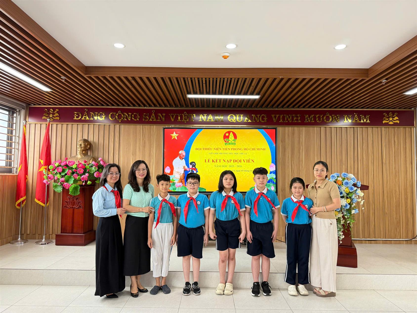 Chúc mừng các “ Chiến binh sao nhỏ” lớp 5D vừa kết nạp Đội