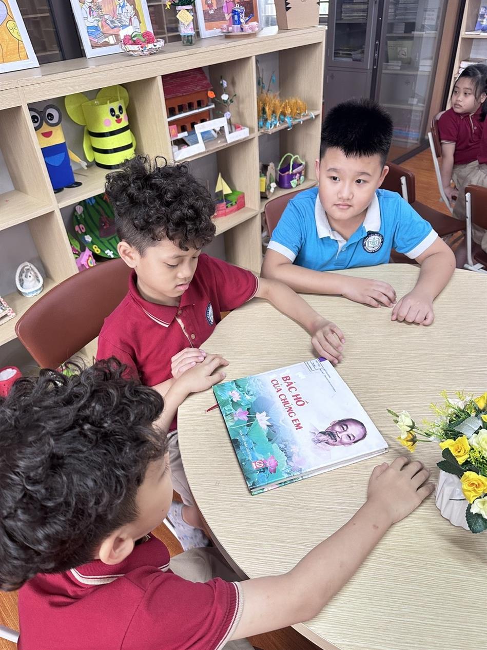 Tiết học thư viện lớp 3A – Hành trình tìm hiểu những vị anh hùng có công  với đất nước
